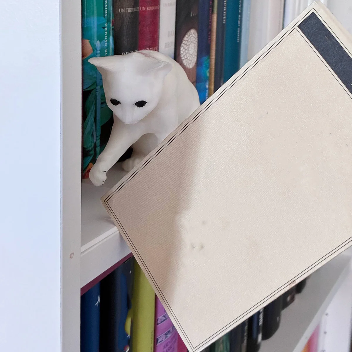 1Pc Resin Decorative Ornament, Home Decoration, Playful Cat-Shaped Bookend, a Decorative Item for the Home That Is Both Decorative and Functional for Holding Books, Perfect as a Decoration and Ideal Gift for Book Lovers (Answer: the Shelf in the Picture Where the Books Are Placed Diagonally)