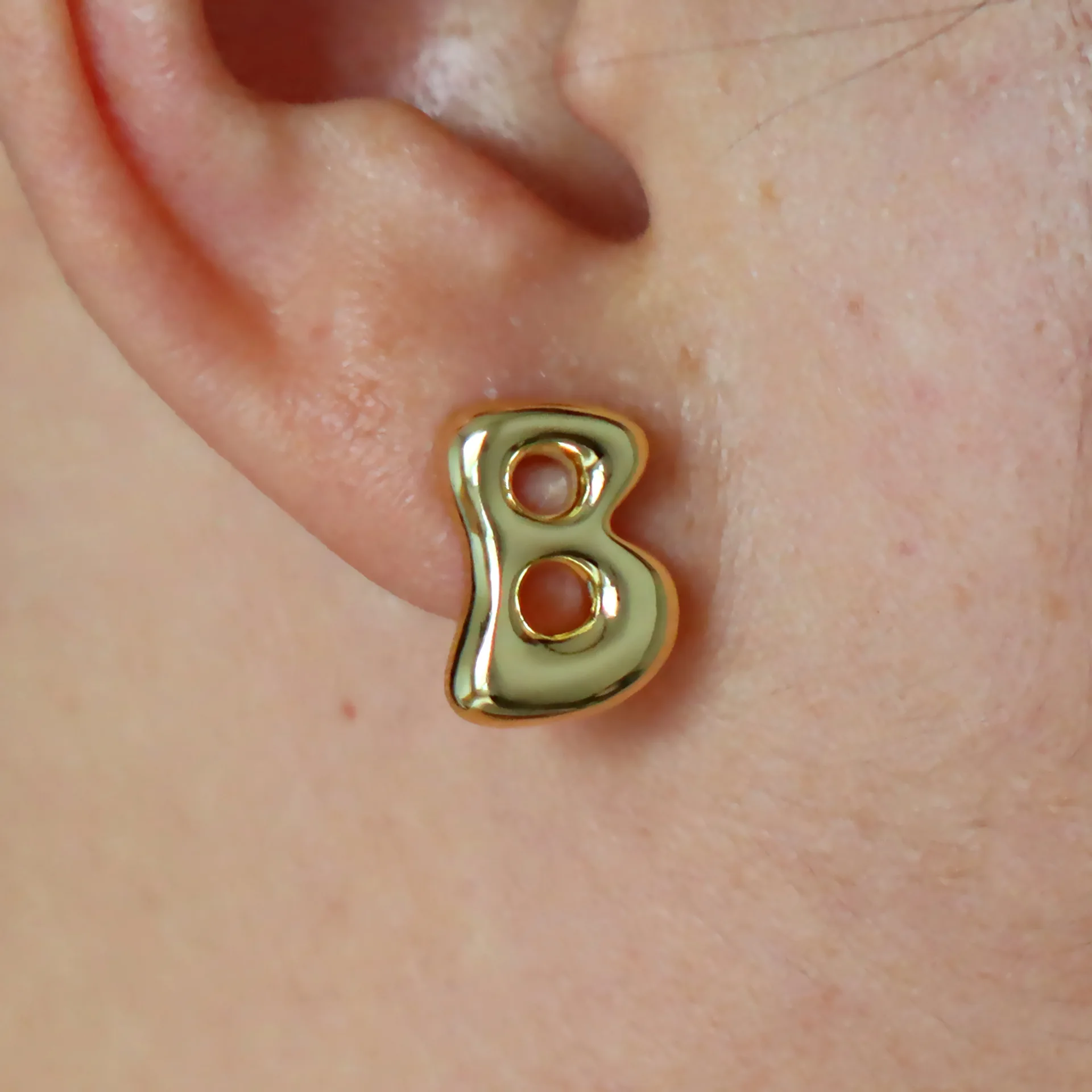 26 Blase Buchstaben Ohrstecker Knorpel Gold Farbe Ohrring für Frauen Benutzerdefinierte Anfangsbuchstaben Alphabet 18 Karat vergoldet Modeschmuck