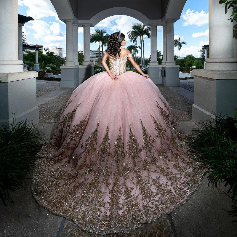 Vestido quinceanera com brilho rosa no ombro, aplicação dourada, perolização com renda, vestido de baile, doce 15, 2024