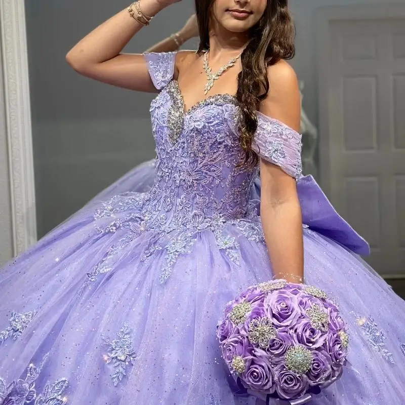 

Lavender Off The Shoulder Ball Gown Quinceanera Dresses Glitter Crystal Beads Applique Lace Bow Tull Sweet 16 Dress Vestido De