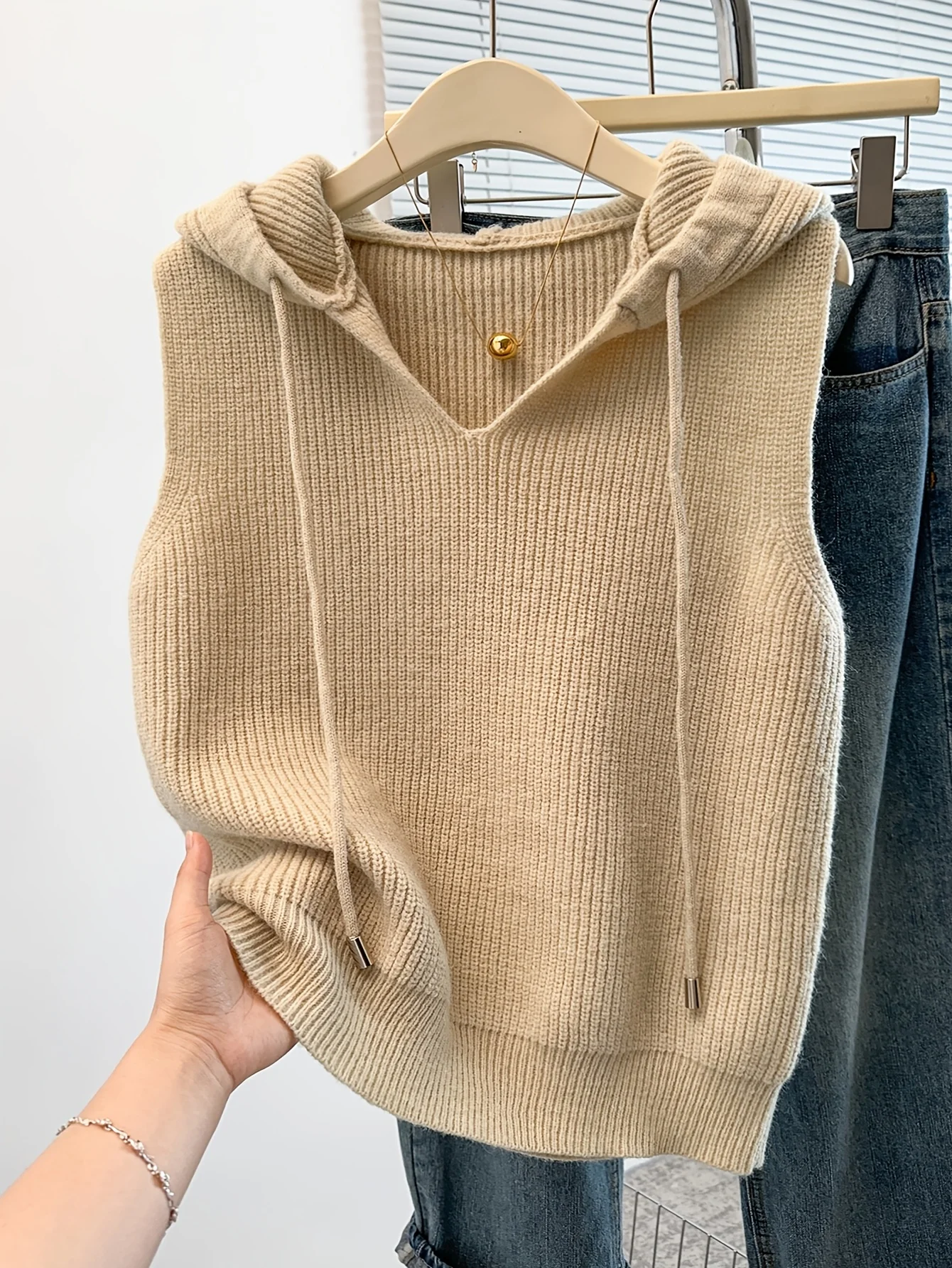 

Новая женская вязаная безрукавка с капюшоном на весну-осень 2026, модный свитер-жилет для ношения как верхняя одежда и под одежду