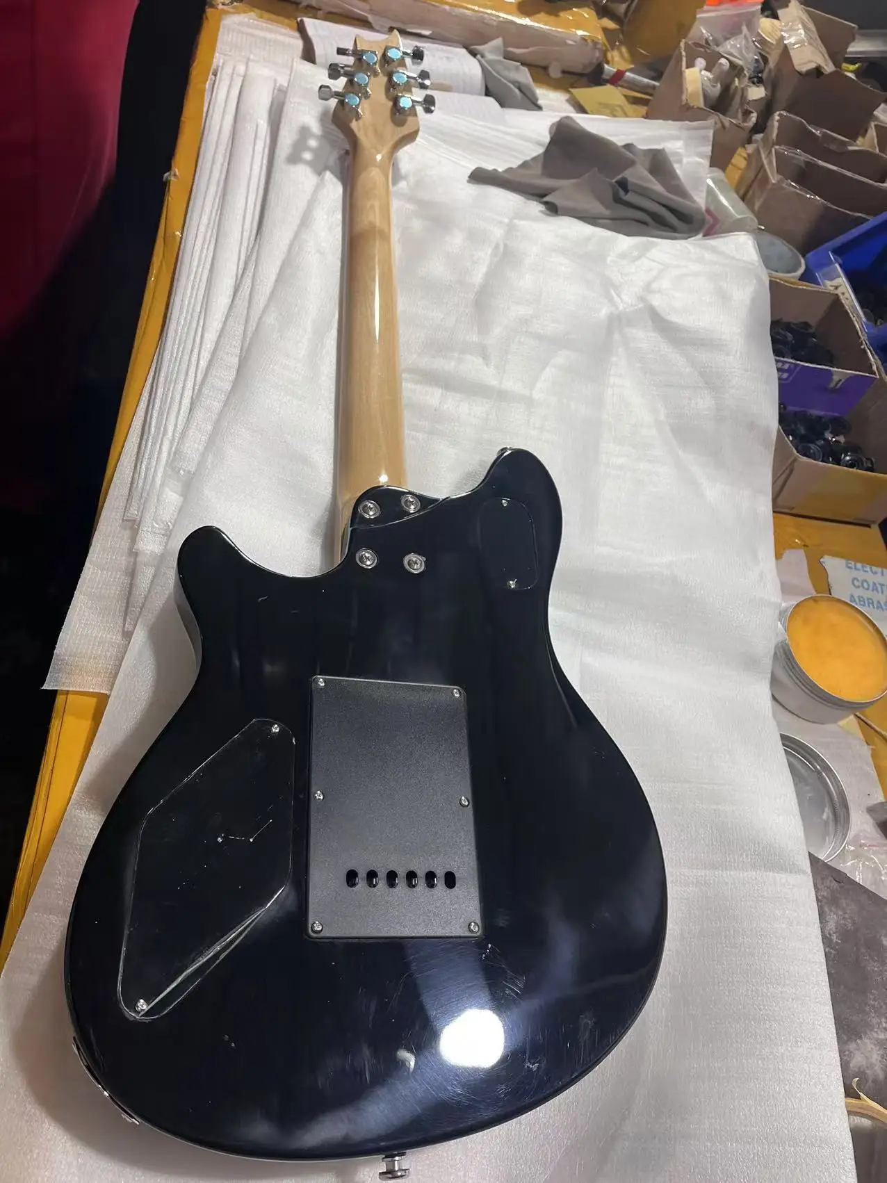 โรงงานขายตรงคุณภาพสูงกีตาร์ไฟฟ้าสีมะเขือเทศลดราคา chitarra elettrica กีตาร์พร้อมโยก