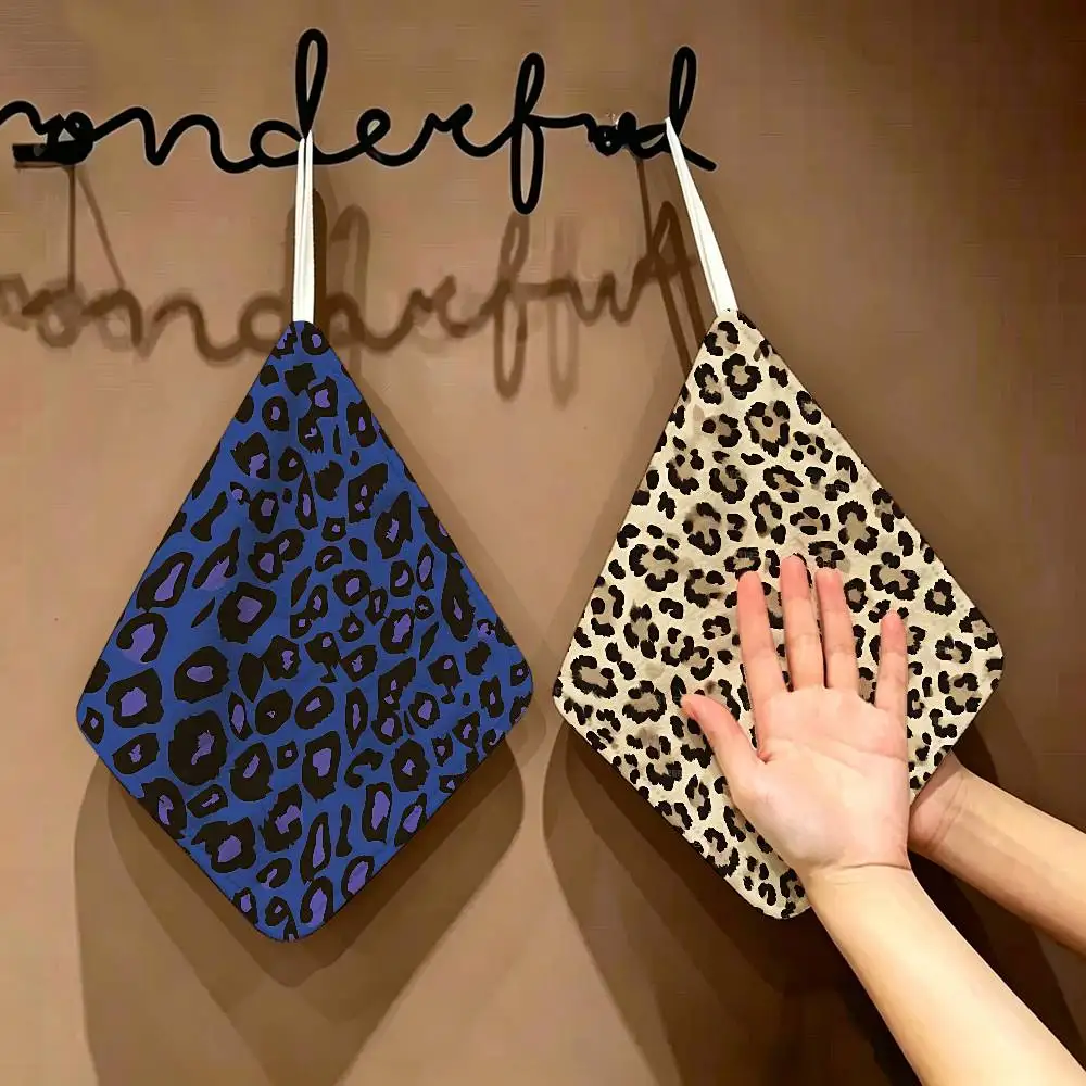Sexy Leopard Print Polyester Cotton Hanging Kitchen Towel, Absorbent Hand Wiping Cloth For Daily Cleaning Drying