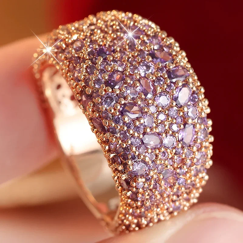 Luxuriöser breiter Damenring, wunderschöner, vollständig mit synthetischem Zirkon in Lila-Tönen besetzter Ring, Bankett- und Dinner-Schmuck mit eleganter Ausstrahlung – Detail 3