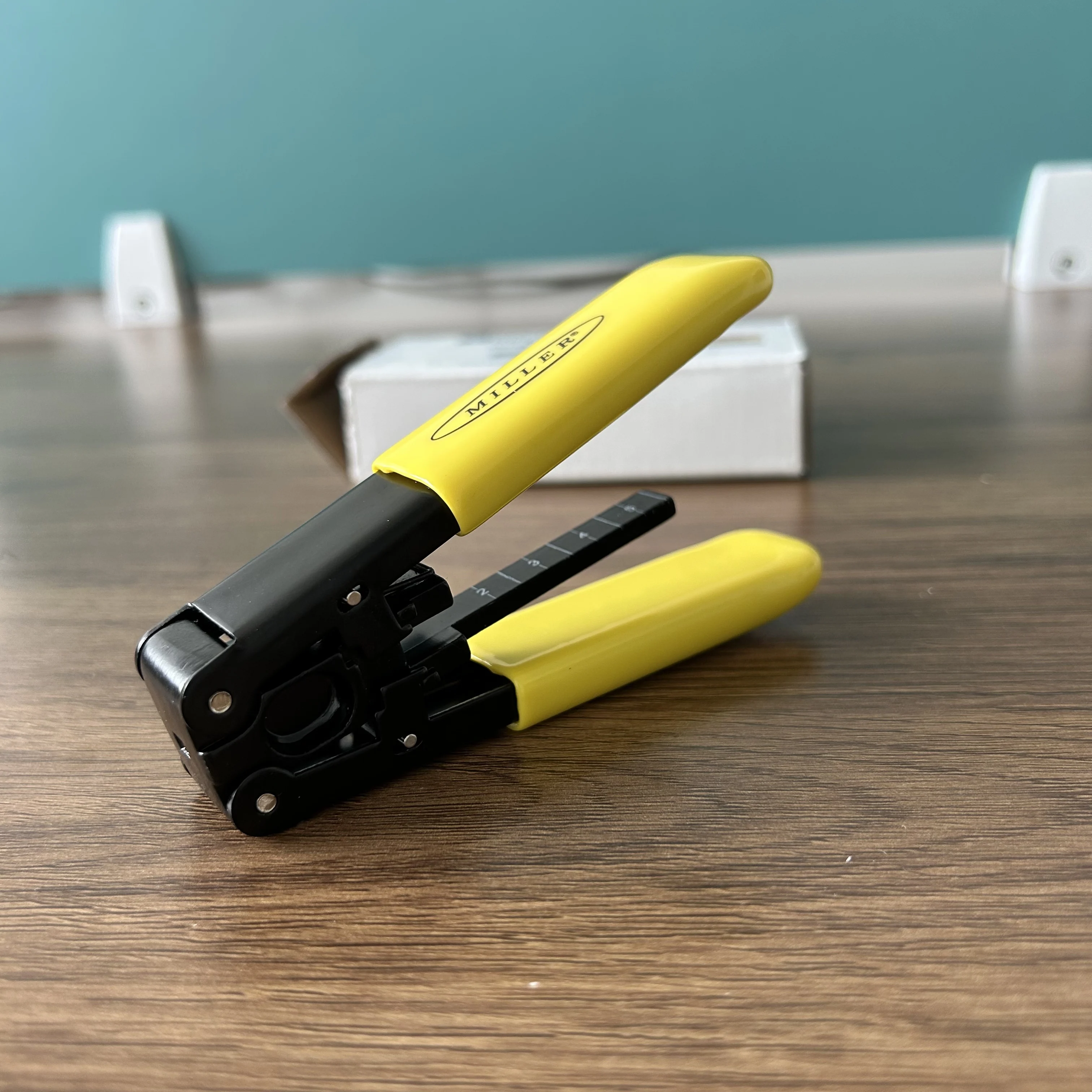 Original FO-IS 81570 Fiber Optic Stripper Pliers FTTH Flat Drop Cable Stripper with Built-in Scale Fiber Cable Stripping Tool