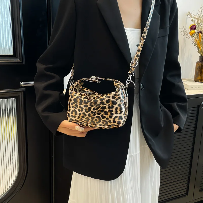 

Spring Vintage Square Bag Minimalist Underarm Purse for Women Casual Shoulder Tote Retro Day-to-Night Bag Fashion Crossbody Bag​