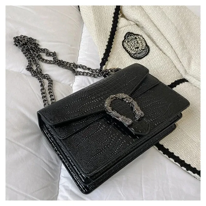 

2025 new vintage fashion women's chain messenger bag, snake pattern messenger small square bag, trendy accessory, shoulder bag