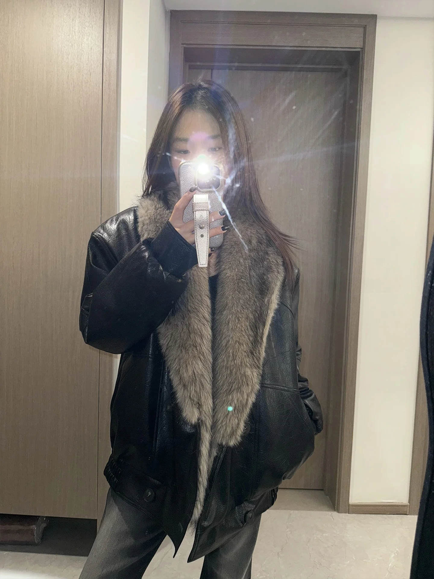 

YOLO OP Bla Fur Collar Thiened Parka Coat Women's Casual Sle Long Sve Mid-Length Leather Jaet for Middle-Aged Women