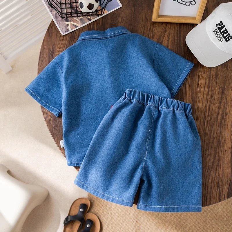 2025 2PCS Abbigliamento per bambini Ragazzi Estate Nuovo Denim Giacca a maniche corte + Pantaloncini di jeans Moda Baby Outfit Set Abbigliamento sportivo casual