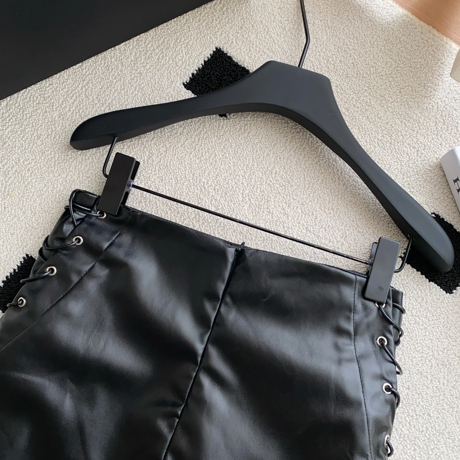 เซ็กซี่สีดํา Pu กางเกงขาสั้น Gyaru แฟชั่นกางเกงขาสั้นฤดูร้อนสบายๆผู้หญิงหนัง Faux Lace Up Goth Club Mini กางเกงขาสั้น Y2K Slim สั้นกางเกง