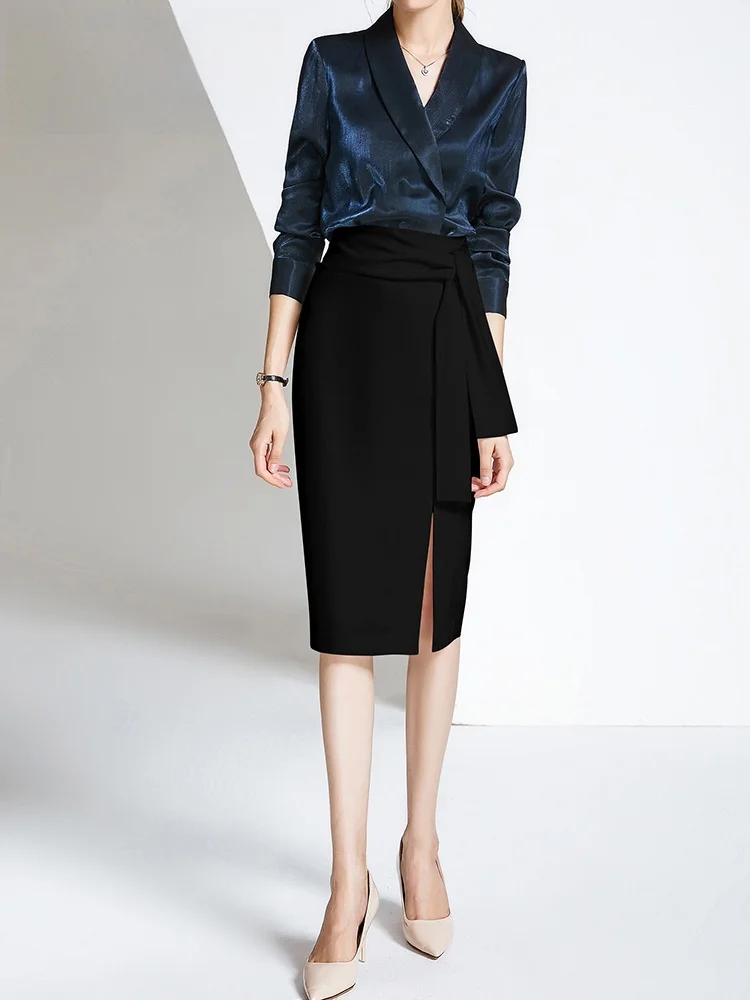 

Элегантный женский деловой костюм для профессиональной работы в ювелирном магазине: комплект из рубашки с длинным рукавом и юбки для высококлассного салона красоты