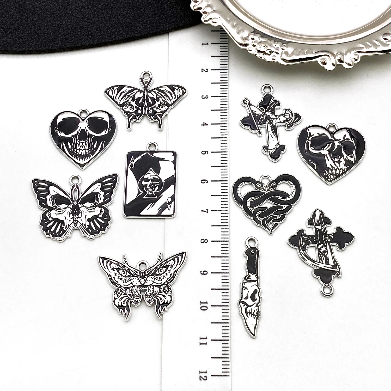 10pcs Dripping Zinc Alloy Black White Charms Skull Butterfly Spades Snake Pendants DIY Bracelet Necklace Earring Jewelry Making