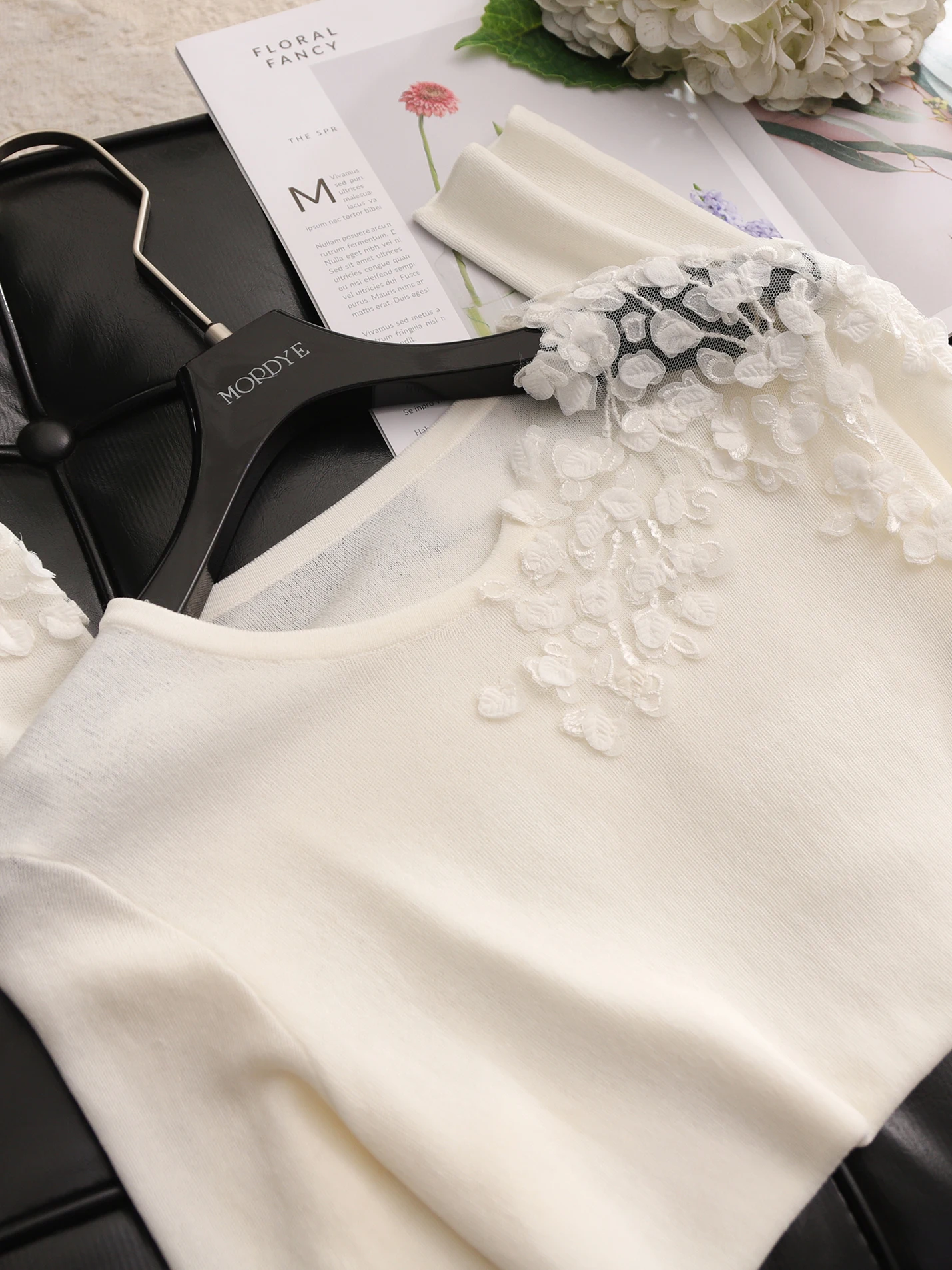 

Soft Wool Cotton Knitted Top Asymmetrical Design 3D Floral White Spring Faion 2026 Commute Sle Slim Fit Long Sve V-Ne