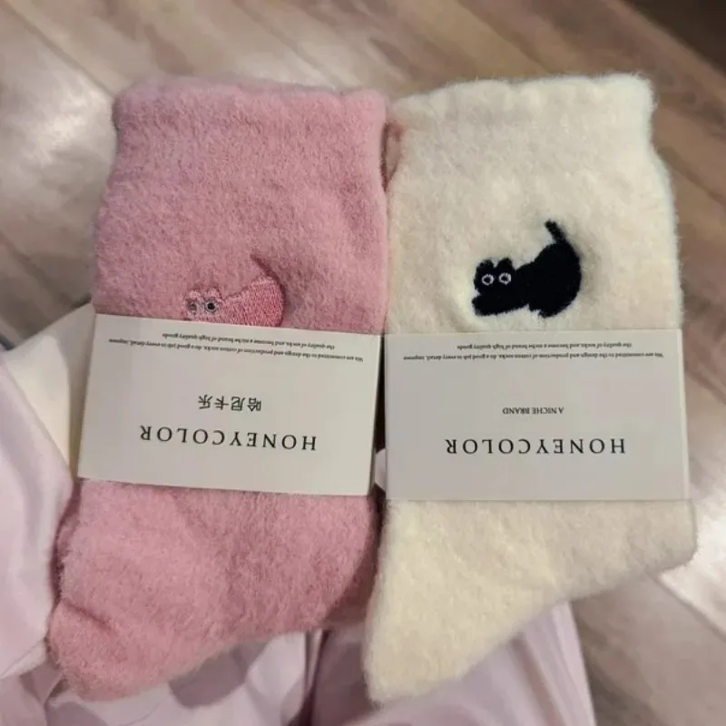 1 // 3 أزواج لطيف القط أفخم الجوارب الشتاء النساء الفتيات سميكة الدافئة الأبيض الأوسط جوارب أنبوبية 2026 موضة لينة النوم جوارب يمكن السير بها على الأرض