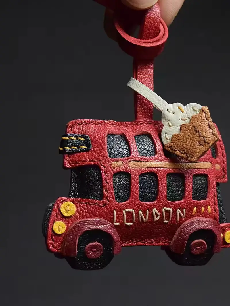 Handgefertigter Vintage Leder-Anhänger in Form eines roten Londoner Doppeldeckerbusses mit Gebäck-Akzent – Stilvoller Anhänger für Handtaschen & Rucksäcke – Detail 2