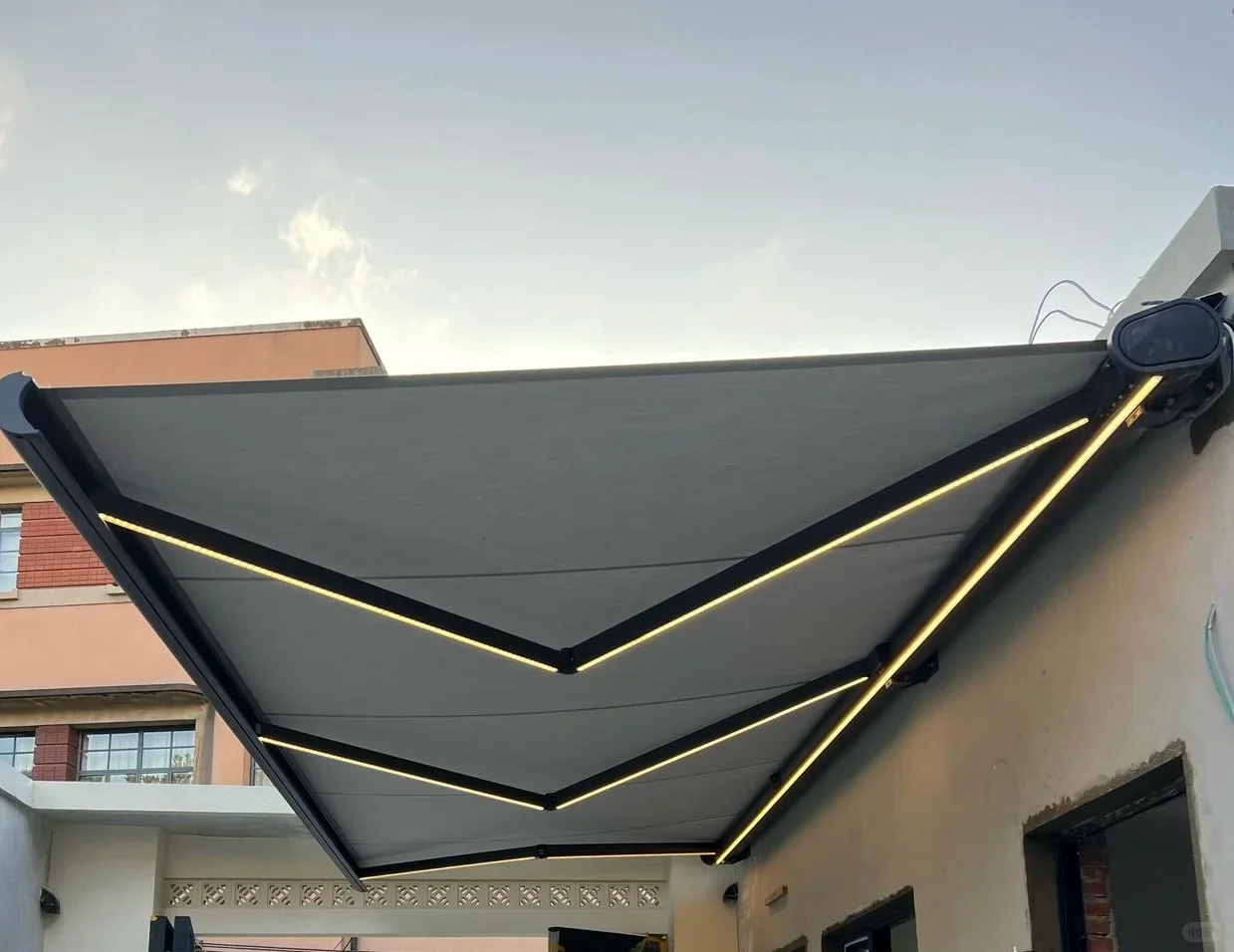 Tenda da sole motorizzata retrattile impermeabile per patio esterno Tende elettriche di alta qualità in tessuto a cassetta completa con kit luce a LED