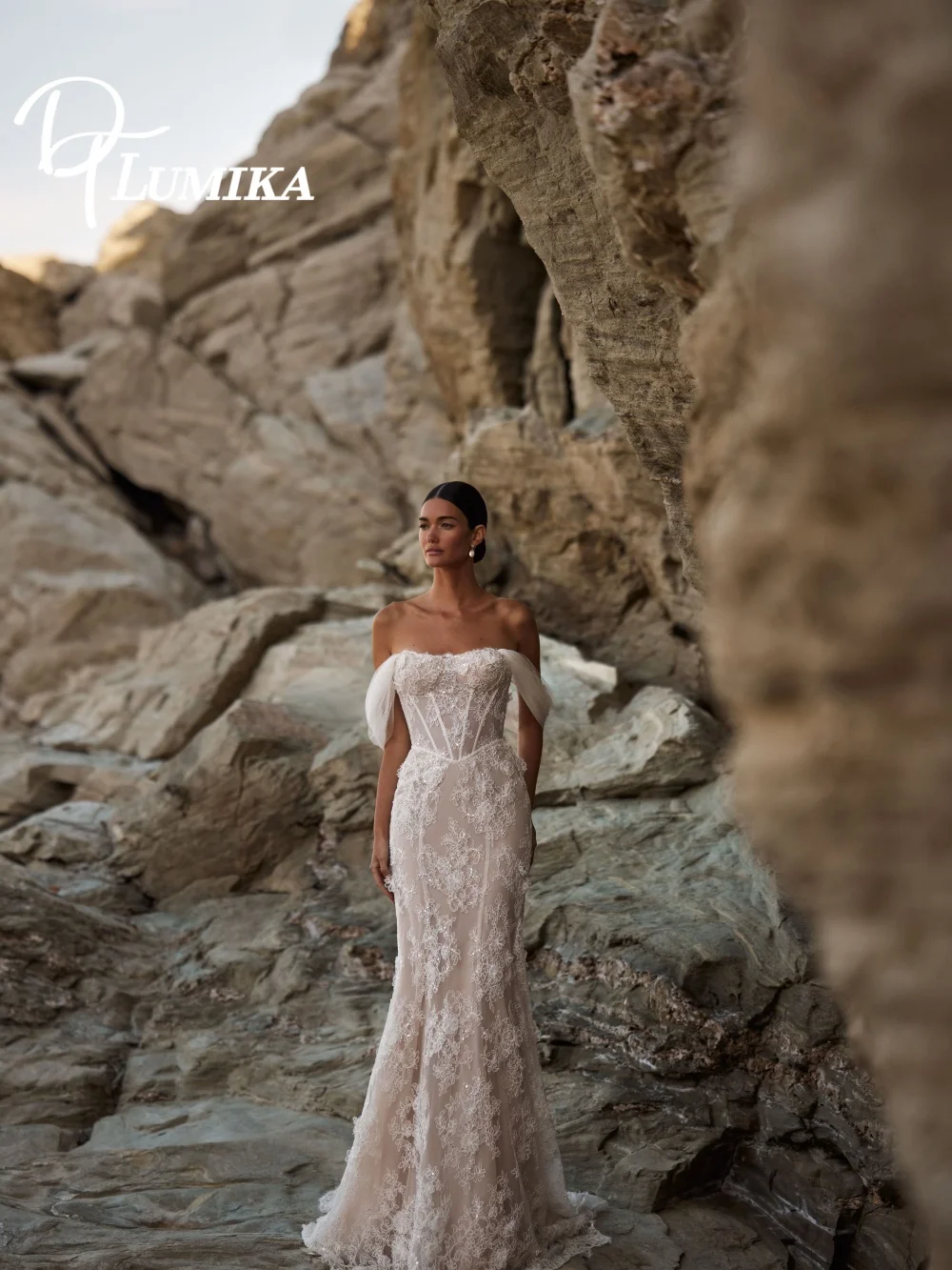 Elegancka suknia ślubna z prześwitującymi rękawami, odkryte ramiona, koronkowa suknia ślubna 2026, suknia ślubna typu syrena do ziemi, robe de mariée