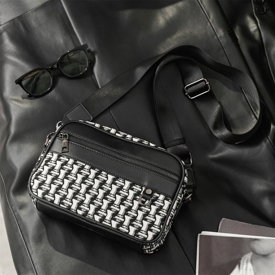 Luxuriöse Umhängetasche im Designer-Stil, Herren-Schultertasche aus Canvas mit Patchwork-Details und PU-Leder, Herren-Schulter-Messenger-Tasche, Handtasche, rechteckige Geldbörse. – Detail 3