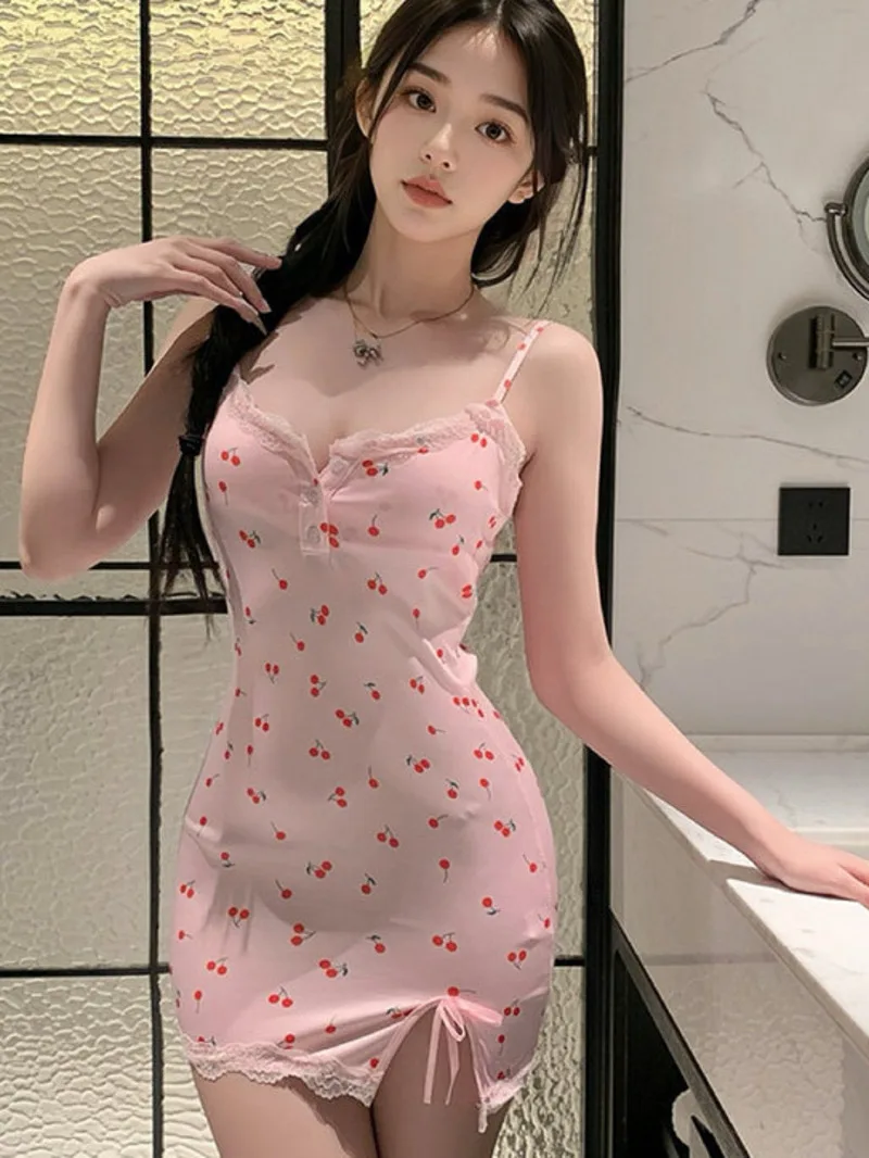 ชุดเดรสลูกไม้เซ็กซี่เว้าหลังพร้อม V ลึกและกลวงออกสำหรับผู้หญิงสายรัดดอกไม้ชุดมินิเชอร์รี่พิมพ์ที่มีเสน่ห์พร้อมแผ่นรองหน้าอก CHA2