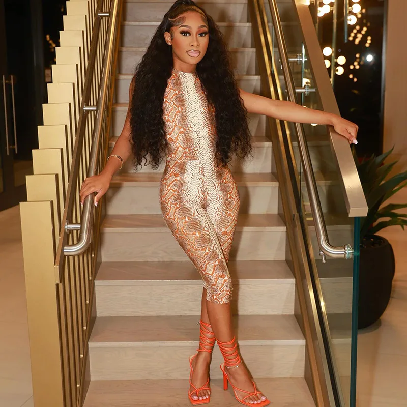 

Комплект с принтом под змеиную кожу: облегающий комбинезон-боди и брюки средней длины (7/9) из другого материала.