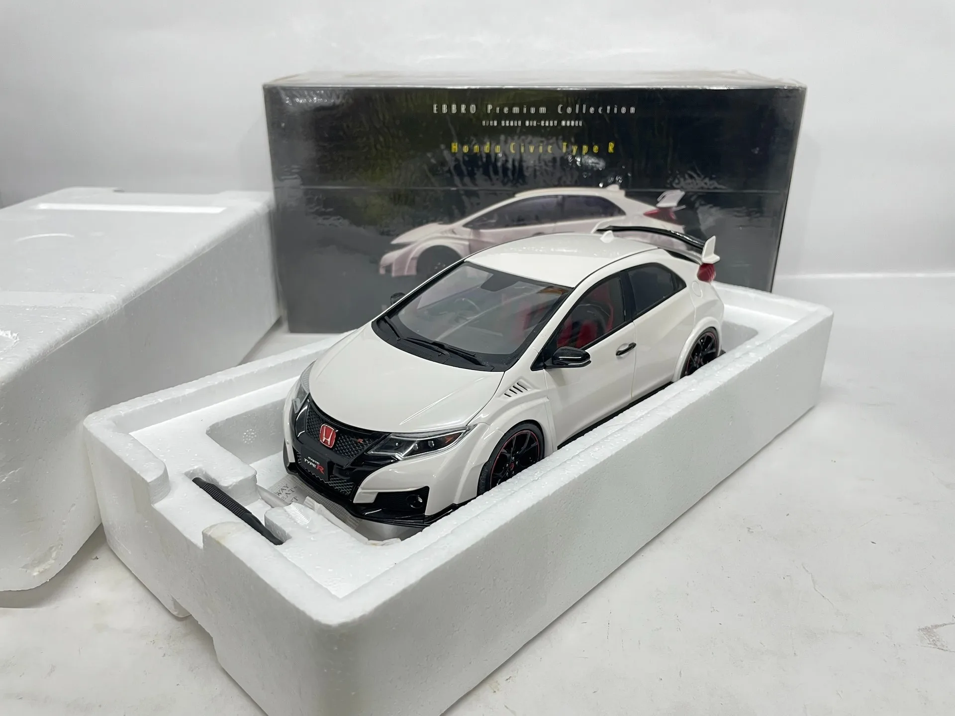 

Ebbro 1:18 Type R FK2 Белый JDM Моделирование Ограниченная серия Все открытые металлические статические модели автомобиля из сплава Игрушка в подарок