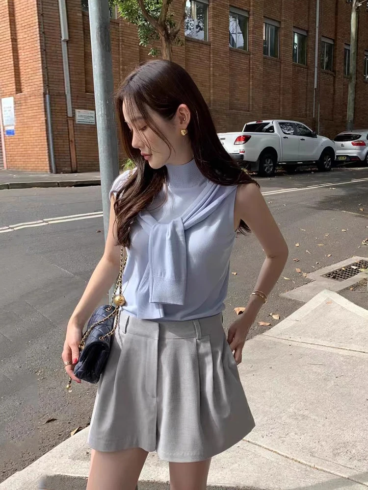 ชุดเซ็ตสองชิ้นเสื้อกั๊กไหมพรมคอสูงทรงสวยสไตล์วินเทจสำหรับฤดูร้อน กางเกงเอวสูงจีบพลีท แฟชั่นสำหรับผู้หญิง