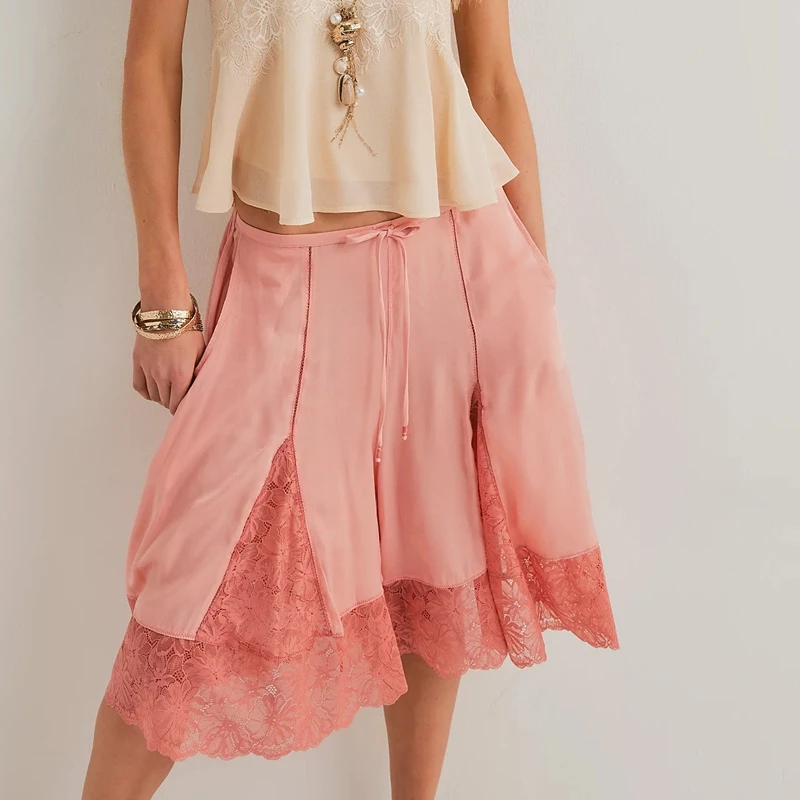 Pantalones cortos de pierna ancha hasta la rodilla para mujer, informales, tendencia y2k, dobladillo de encaje Floral, cintura media elástica con lazo, pantalones holgados atados