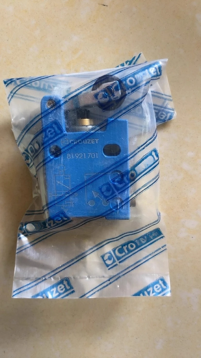 

1PCS 81921701 air valve, one open and one closed
