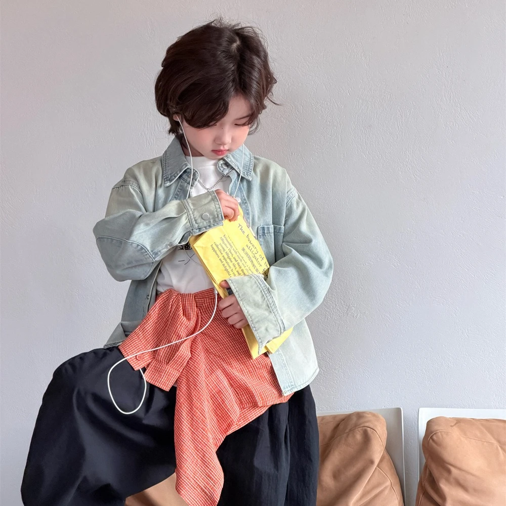 

Рубашка 2026 Весна-Лето Новинка Детская одежда в корейском стиле для мальчиков и девочек, модный дизайн, эффект состаренной джинсовой ткани с нашивками