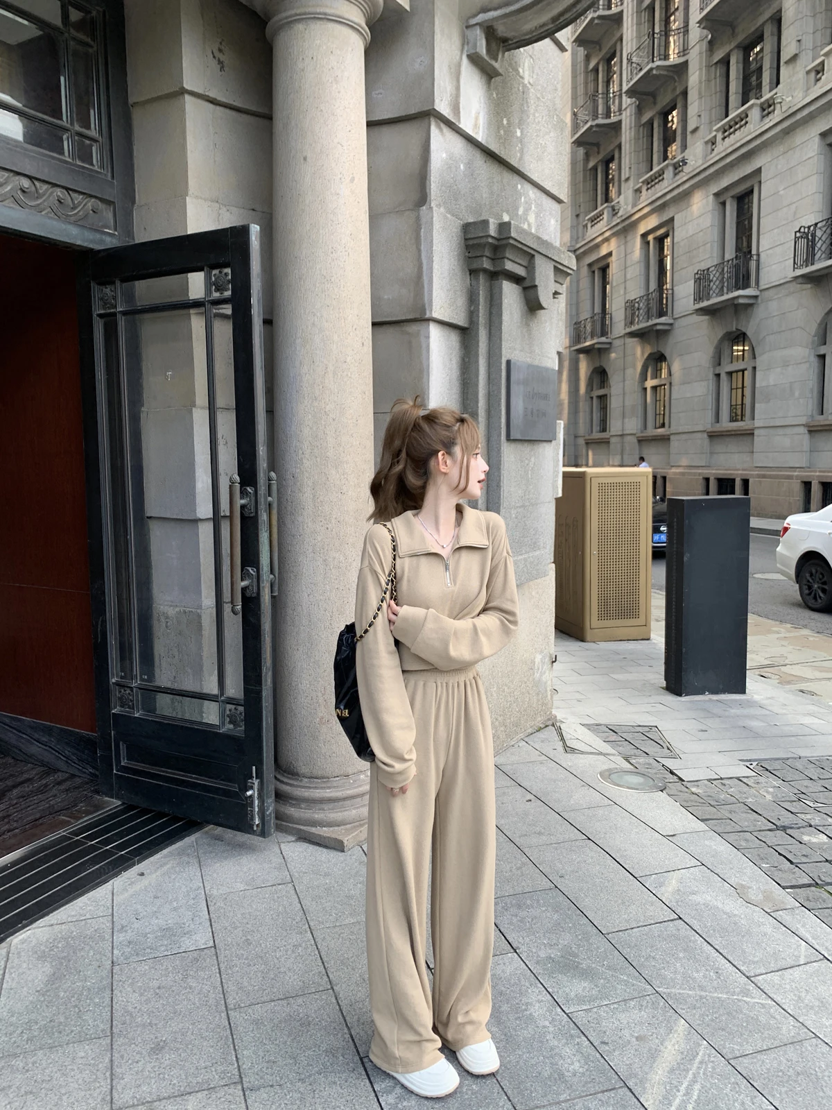 

Новинка: Женский комплект для ранней осени – повседневные брюки с высокой талией и топ на молнии с воротником, удобный крой