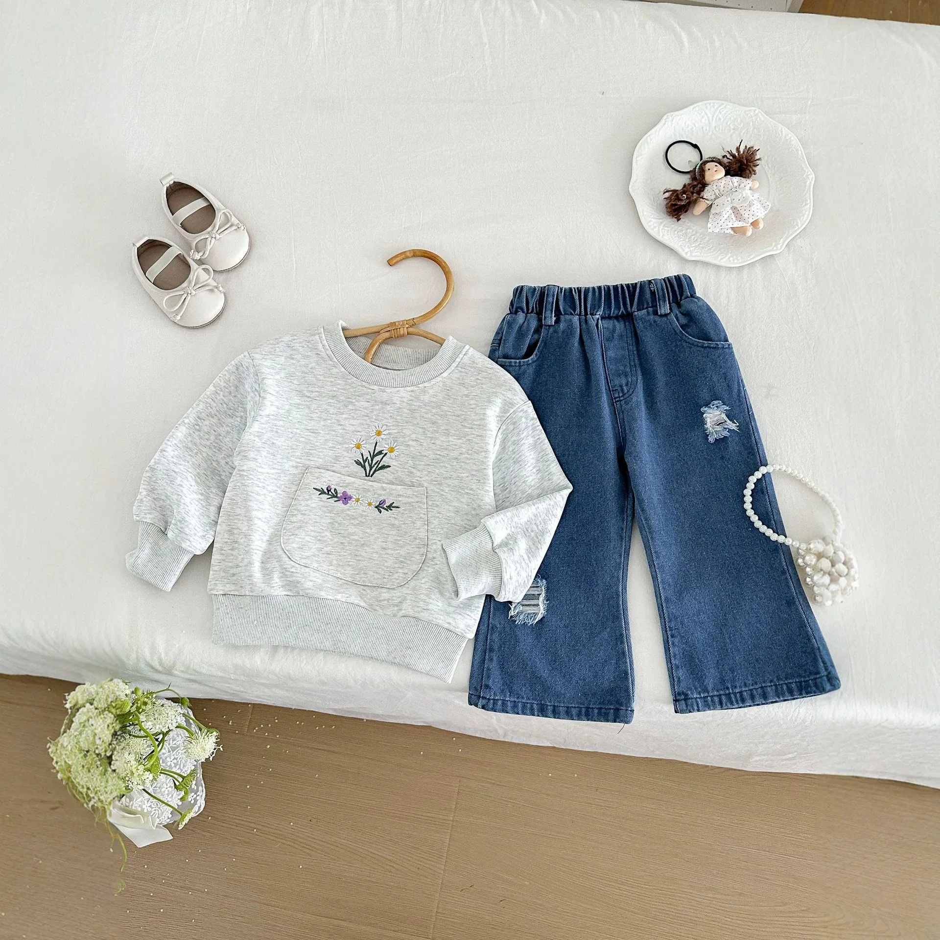 conjunto-de-2-piezas-con-bordado-de-margaritas-para-ninas-otono-2026--conjunto-de-sudadera-de-cuello-redondo-y-jeans--estilo-coreano-para-ninos-pequenos