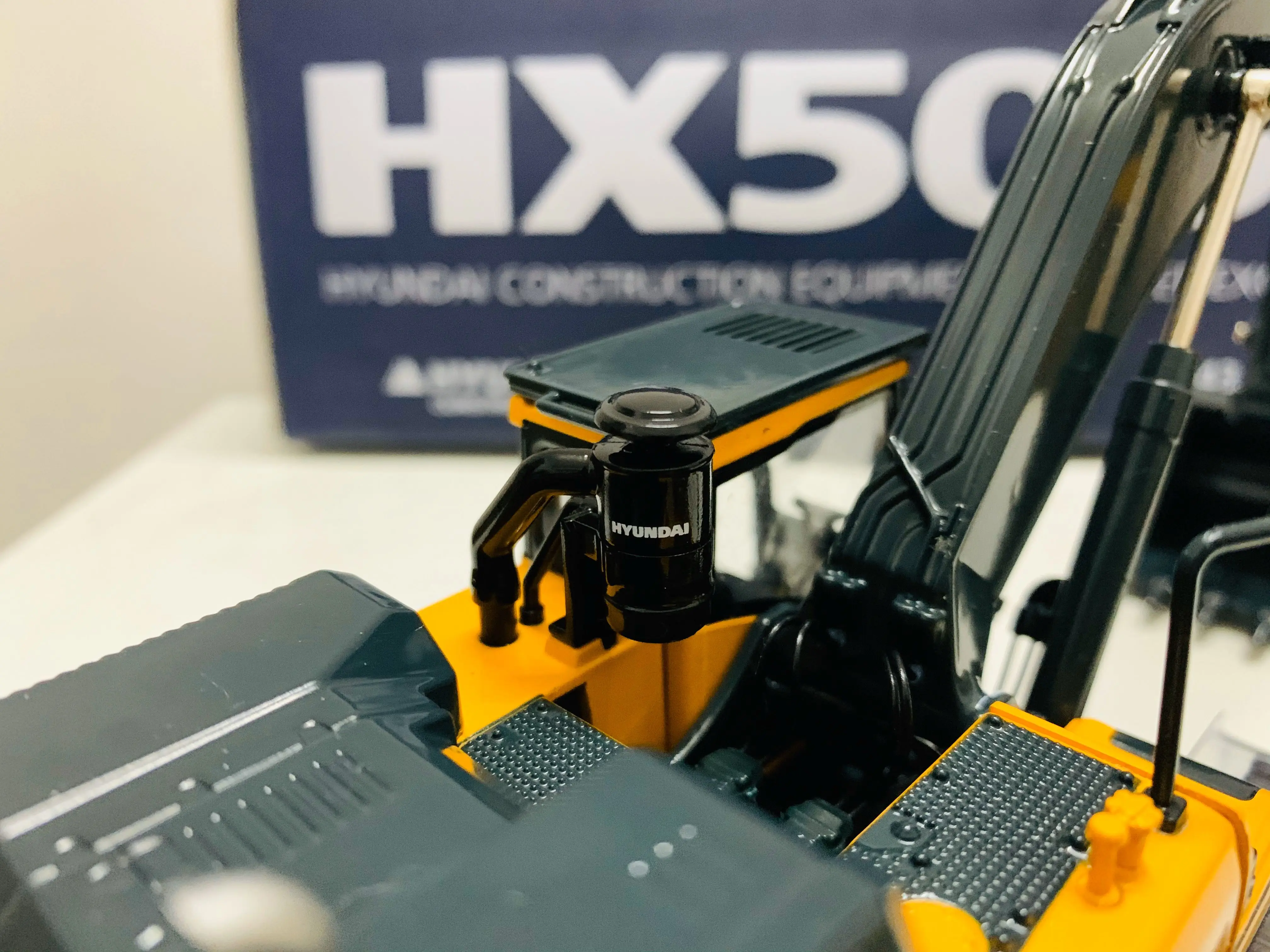 Construction Equipment Crawler Excavator HX505L 1/43 Scale DieCast Model