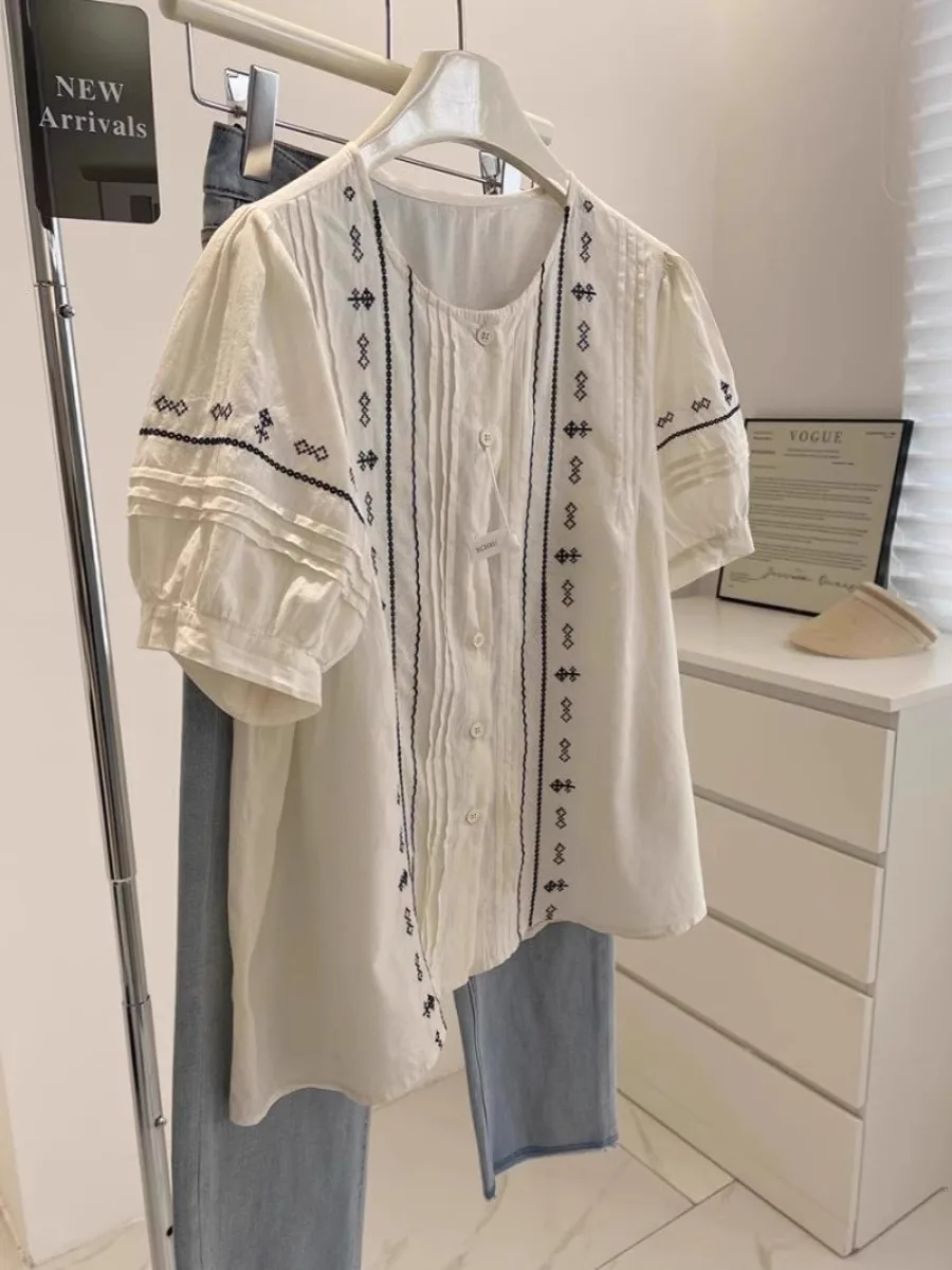 

Женская летняя блузка оверсайз с вышивкой, коротким рукавом-фонариком и плиссировкой, в художественном стиле, до 300 фунтов, модель 240