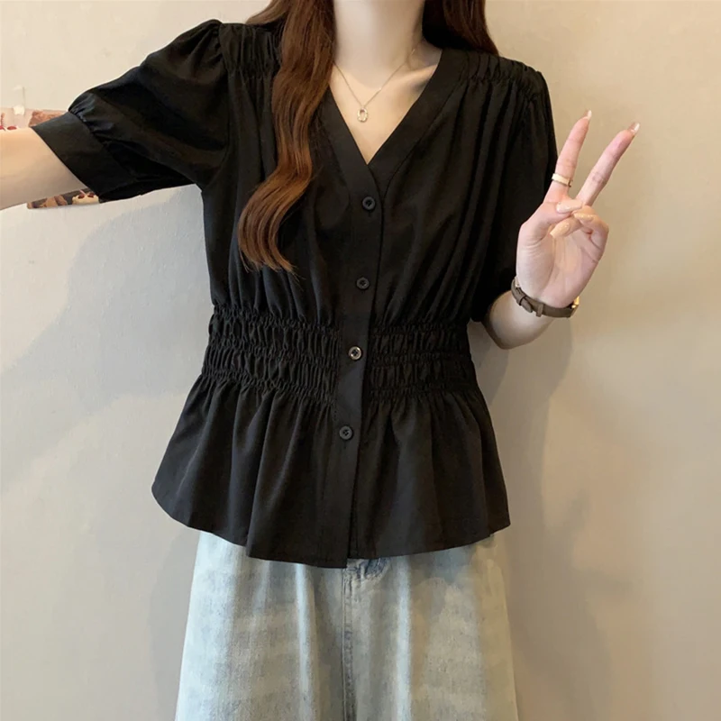 

Летняя черно-белая плиссированная рубашка большого размера для женщин, модная однотонная футболка с v-образным вырезом, женская элегантная утягивающая блузка Femme