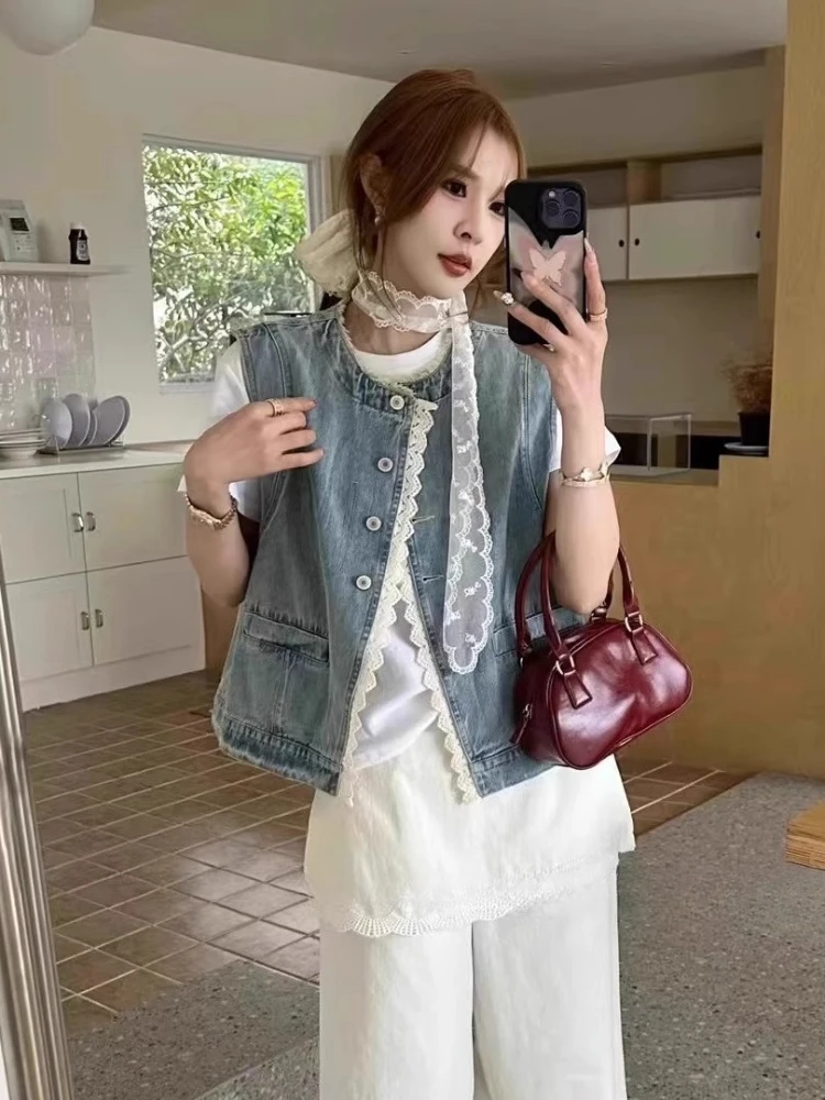 

Женский джинсовый жилет Sweetcore с круглым вырезом и кружевной планкой и подолом, приятный для миниатюрных слоев, незаменимый для весны и лета