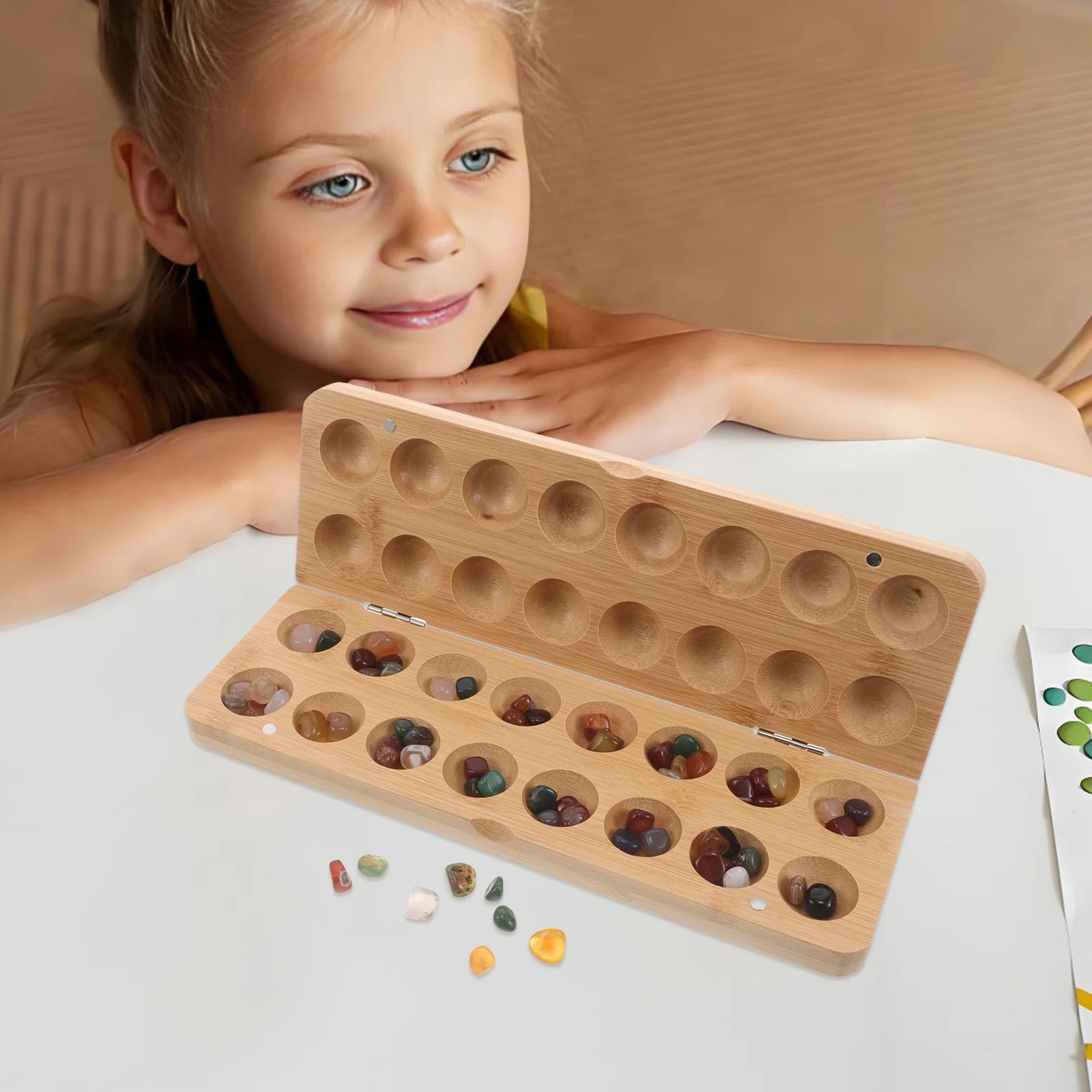 

1 комплект, настольная игра Mancala ручной работы, бамбуковые красочные каменные гальки, портативная складная доска-головоломка, домашняя развивающая детская игра