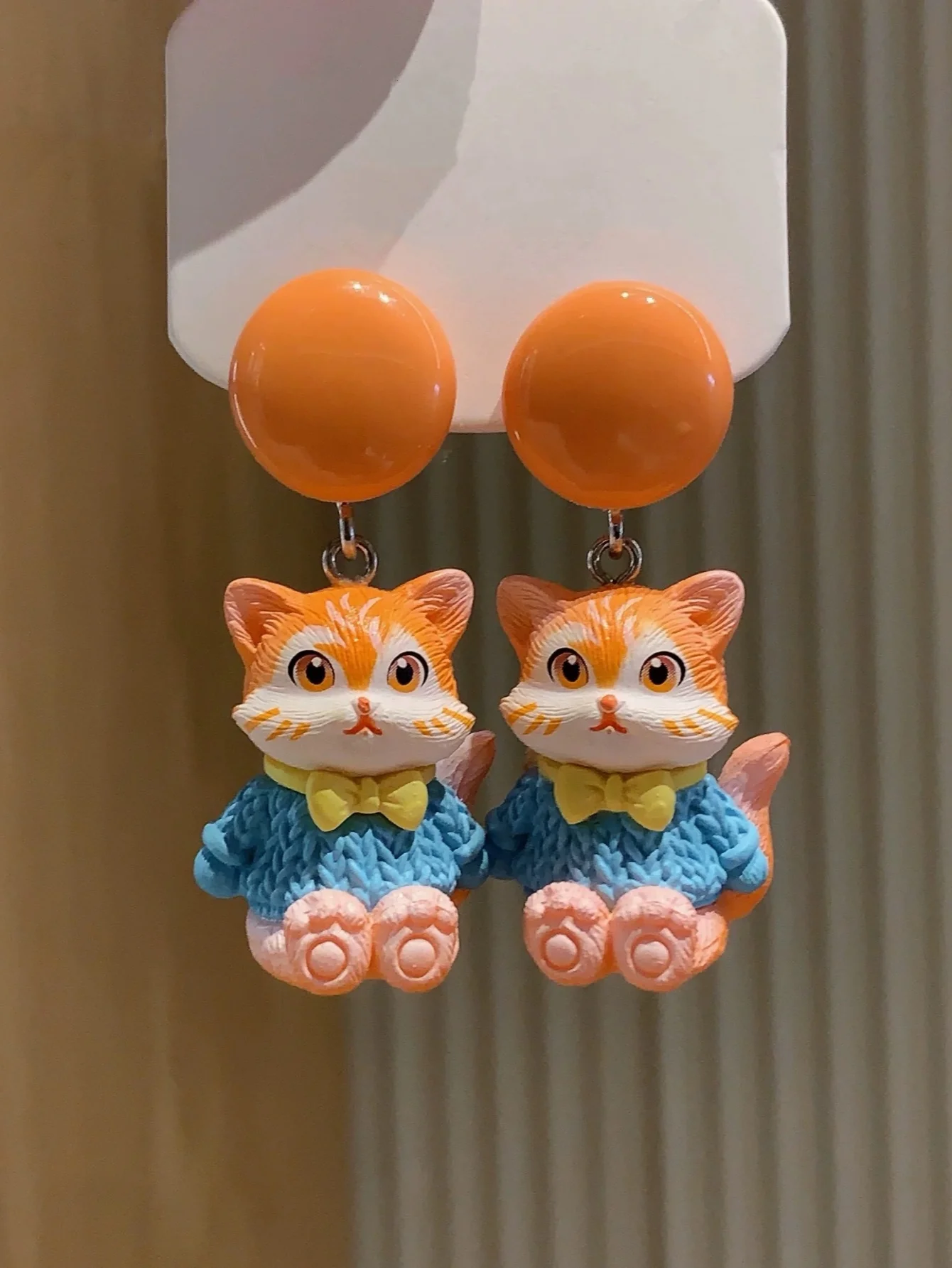 زوج من أقراط الراتنج ثلاثية الأبعاد لمحاكاة الرسوم المتحركة اللطيفة والقطط والقطط