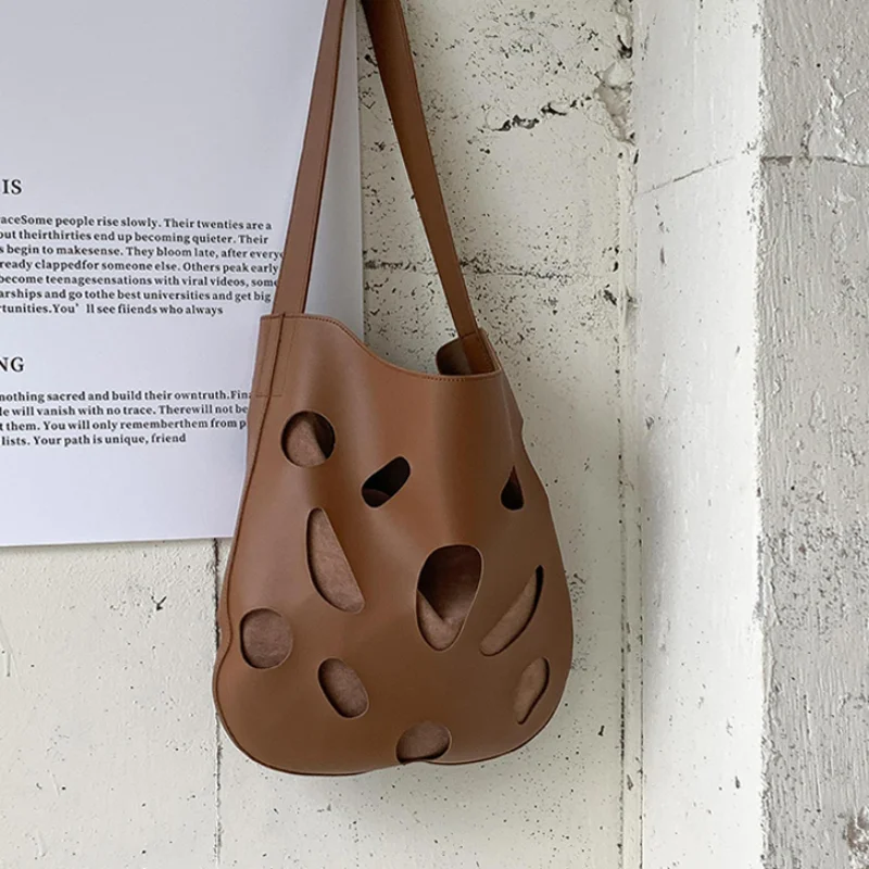 

Женская креативная полая сумка-тоут с широким плечевым ремнем, нишевая сумка на плечо в стиле ретро, высококачественная сумка-ведро большой вместимости с внутренней частью