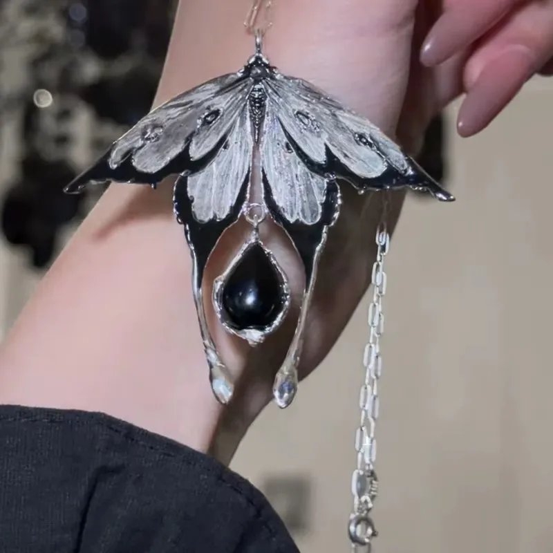 Dunkle Insekten-Anhänger-Halskette, Neutrales Metall, Motte, Schmetterling, Emaille, Nischen-Halskette, Y2k Vintage Harajuku-Stil Schmuckzubehör – Detail 5