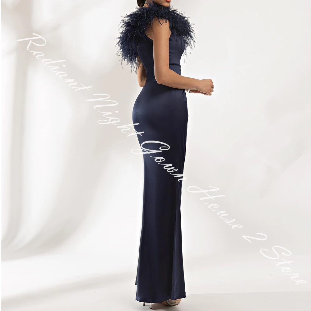 فستان سهرة بحورية البحر من الساتان بكتف واحد وريش بدون أكمام بطول الأرض فساتين حفلات عصرية في المملكة العربية السعودية