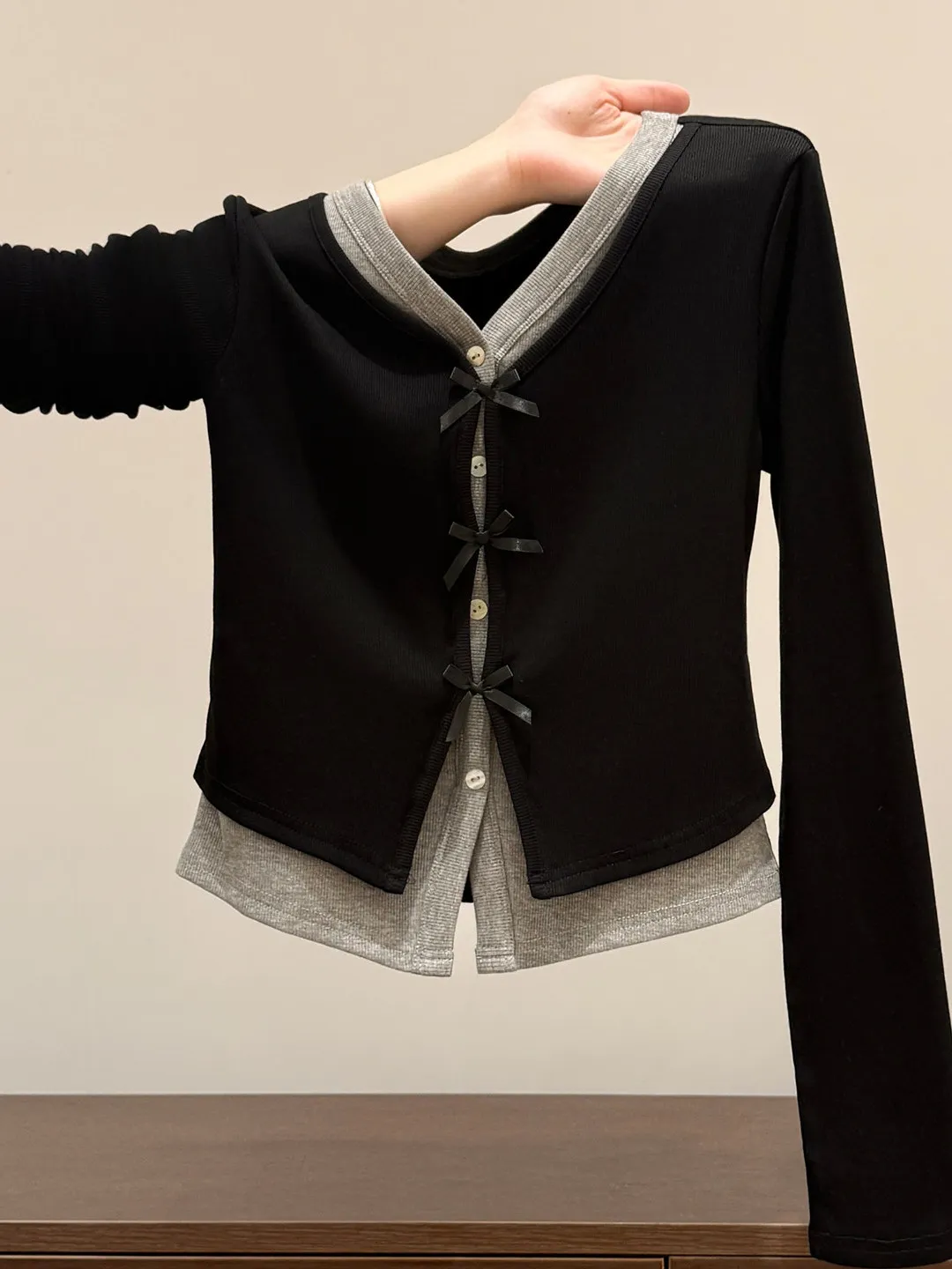 

Корейская женская футболка с длинным рукавом, облегающая, с узлом, в стиле колор-блок, утягивающий топ, весна 2026, уникальный, изысканный дизайн