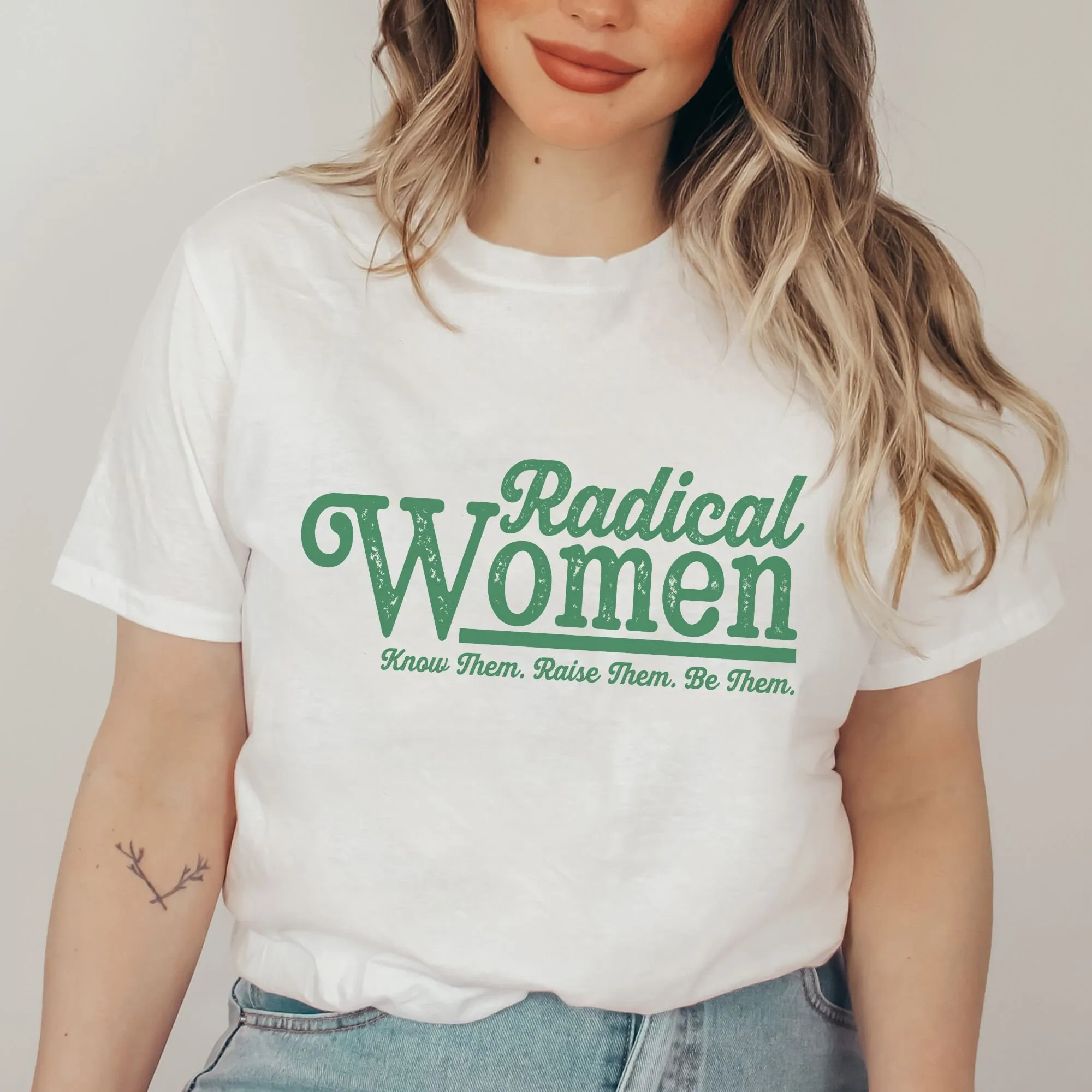 Π€ΡΡΠ±ΠΎΠ»ΠΊΠ° Π² ΡΡΠΈΠ»Π΅ ΡΠ΅ΡΡΠΎ Ρ ΡΠ΅ΠΌΠΈΠ½ΠΈΡΡΡΠΊΠΈΠΌ ΡΠ»ΠΎΠ³Π°Π½ΠΎΠΌ ΠΈ Π½Π°Π΄ΠΏΠΈΡΡΡ Β«Radical WomenΒ» Π€ΡΡΠ±ΠΎΠ»ΠΊΠ° Π² ΡΡΠΈΠ»Π΅ ΡΠ΅ΡΡΠΎ Ρ ΡΠ΅ΠΌΠΈΠ½ΠΈΡΡΡΠΊΠΈΠΌ ΡΠ»ΠΎΠ³Π°Π½ΠΎΠΌ ΠΈ Π½Π°Π΄ΠΏΠΈΡΡΡ Β«Radical WomenΒ»