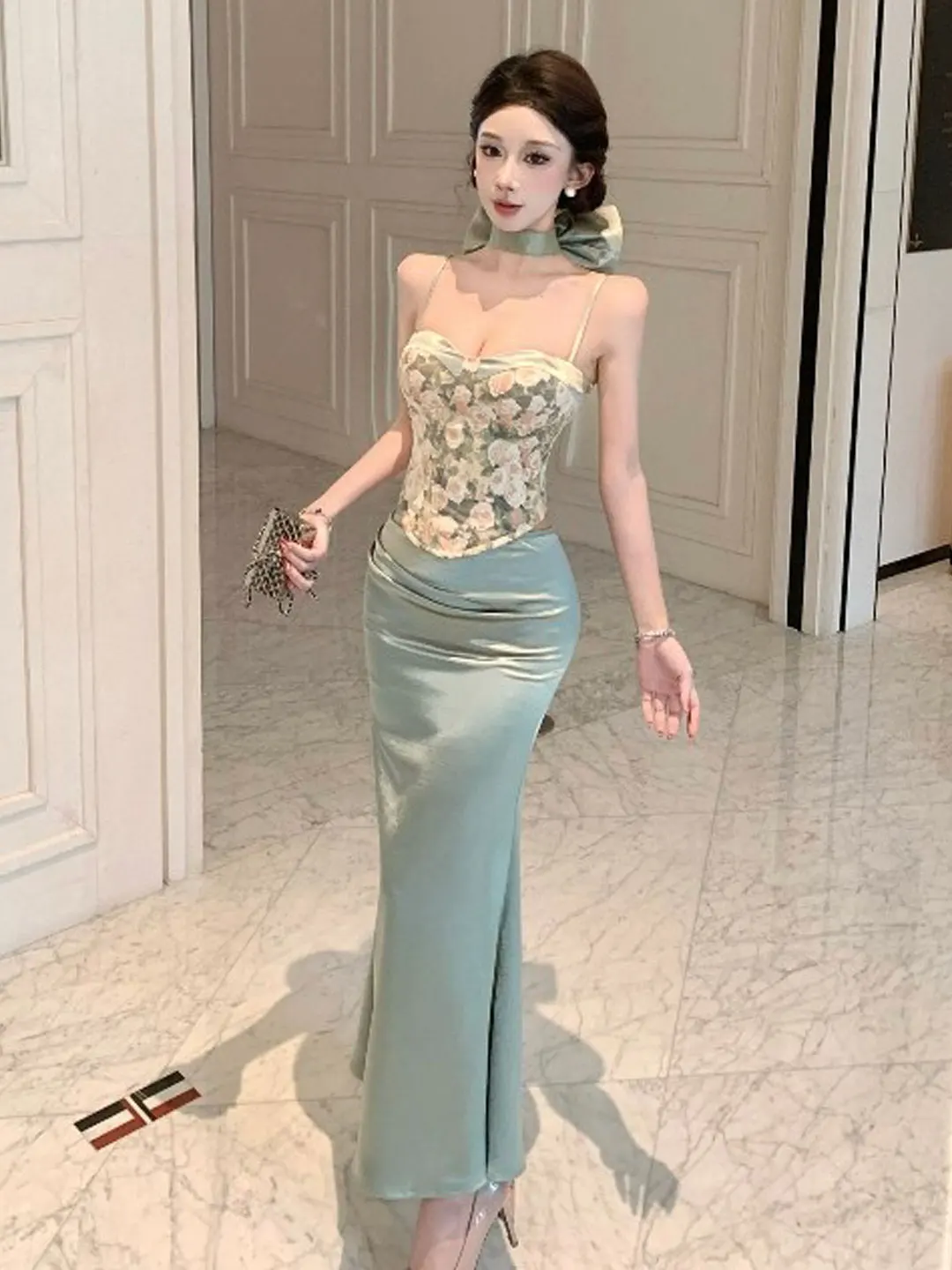 

Сексуальный комплект из топа и юбки-обертки для сестер: омолаживающий образ, готовый наряд на каждый день, весна 2026, модный ансамбль