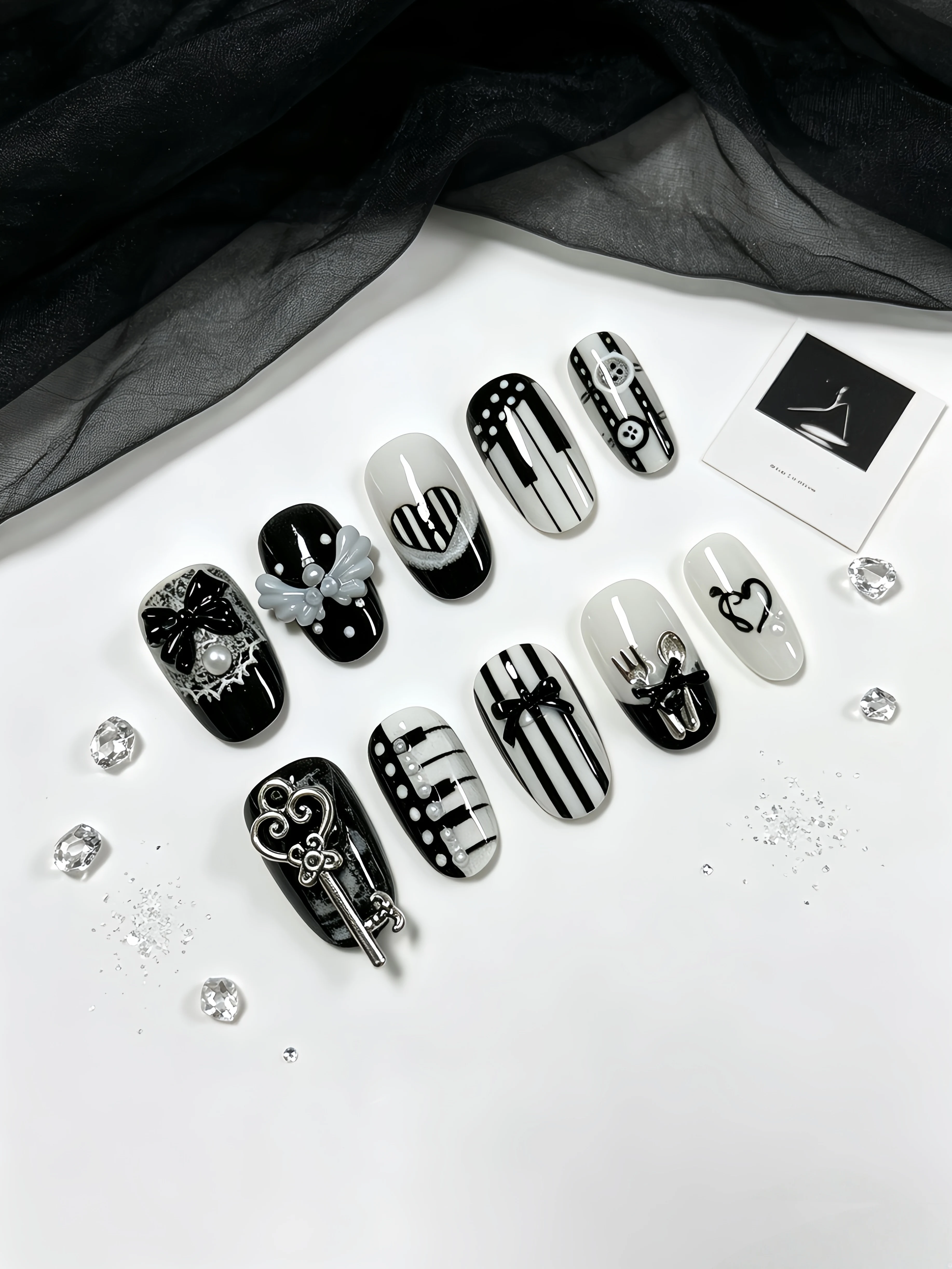 10-Piece Set, Short Oval Press-On Nails, Milky White and Black Contrasting Color Note Key Pearl Wing Nail Art, Korean Ins Style, Versatile for Campus, Simple Commuter Style for Mature and Sweet Girls, Student Style, Halloween Themed Fake Nails