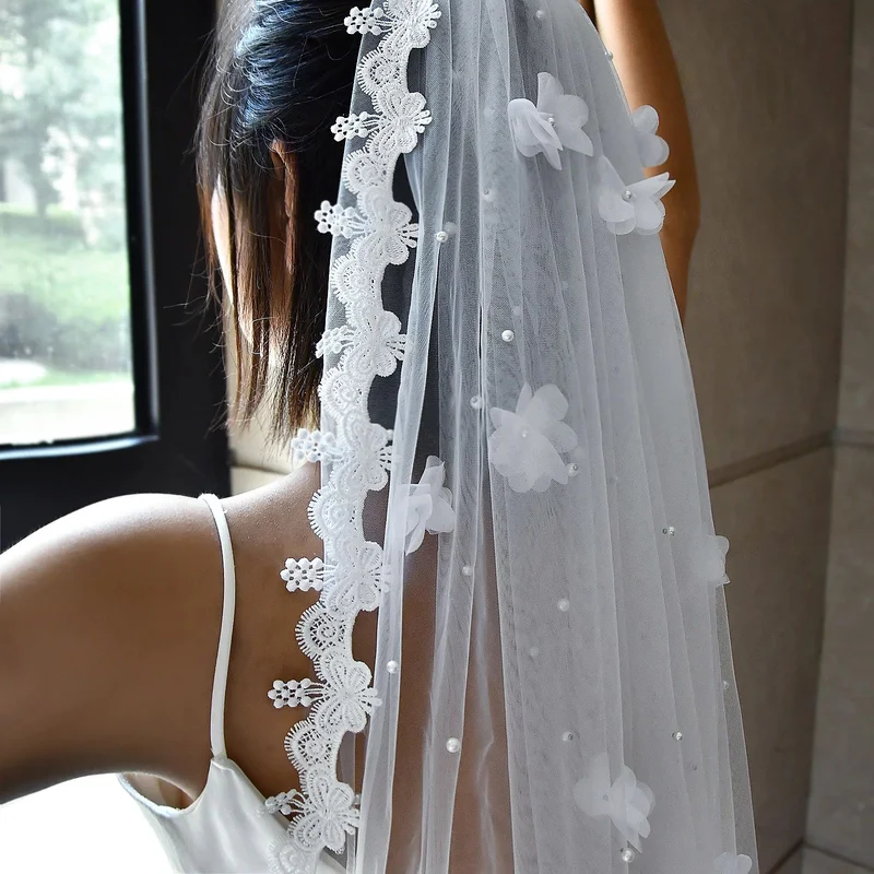 MZA19 Short Bridal Veils Lace Edge Elbow Length 1 Tier Wedding Veil Pearls Bearde Butterfly Applique Bridal Accessories