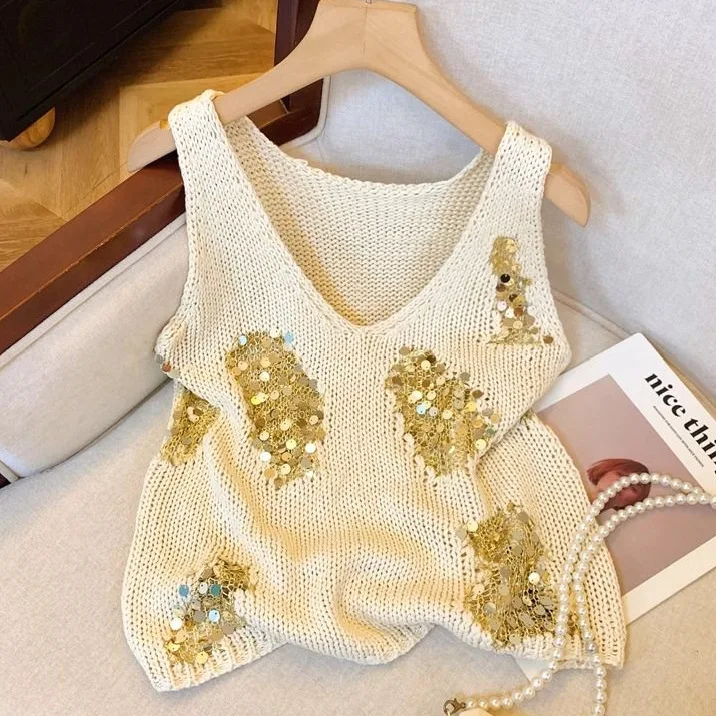 سترة نسائية بيج متماسكة بالترتر الذهبي والفضي اللامع ورقبة على شكل حرف V بدون أكمام طراز فرنسي كاجوال مع إكسسوارات من اللؤلؤ