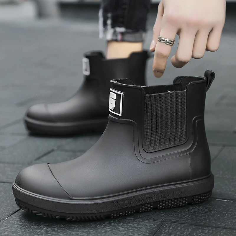 Stivali da pioggia antiscivolo da uomo a tubo corto Scarpe da acqua basse alla moda Stivali da pioggia modellati in un unico pezzo in PVC Scarpe impermeabili per lavori agricoli