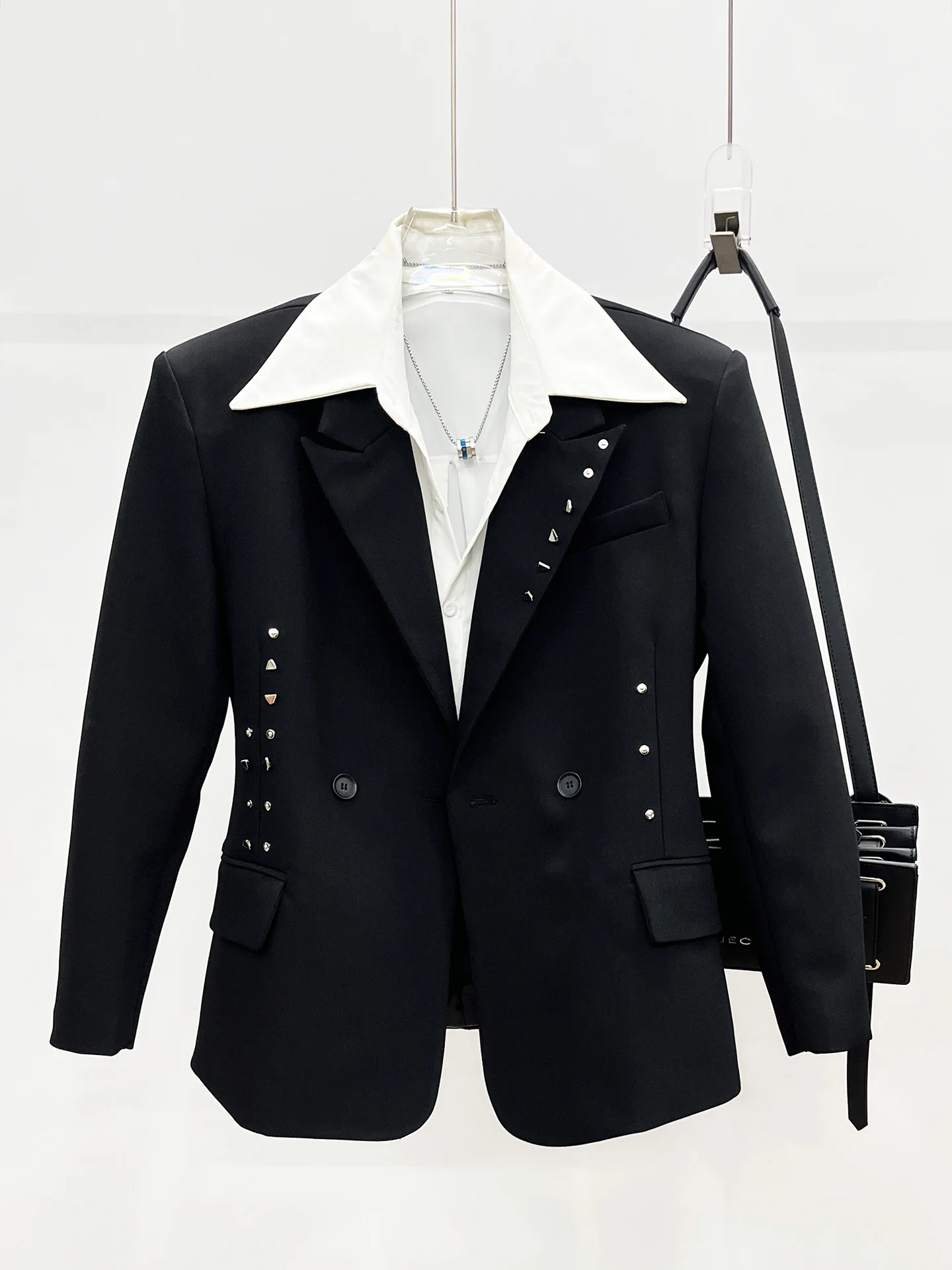 

Металлические заклепки, свободный крой, пиджак с подплечниками в темном стиле, молодежный стиль, длинный рукав, однотонный, с пуговицами, повседневный