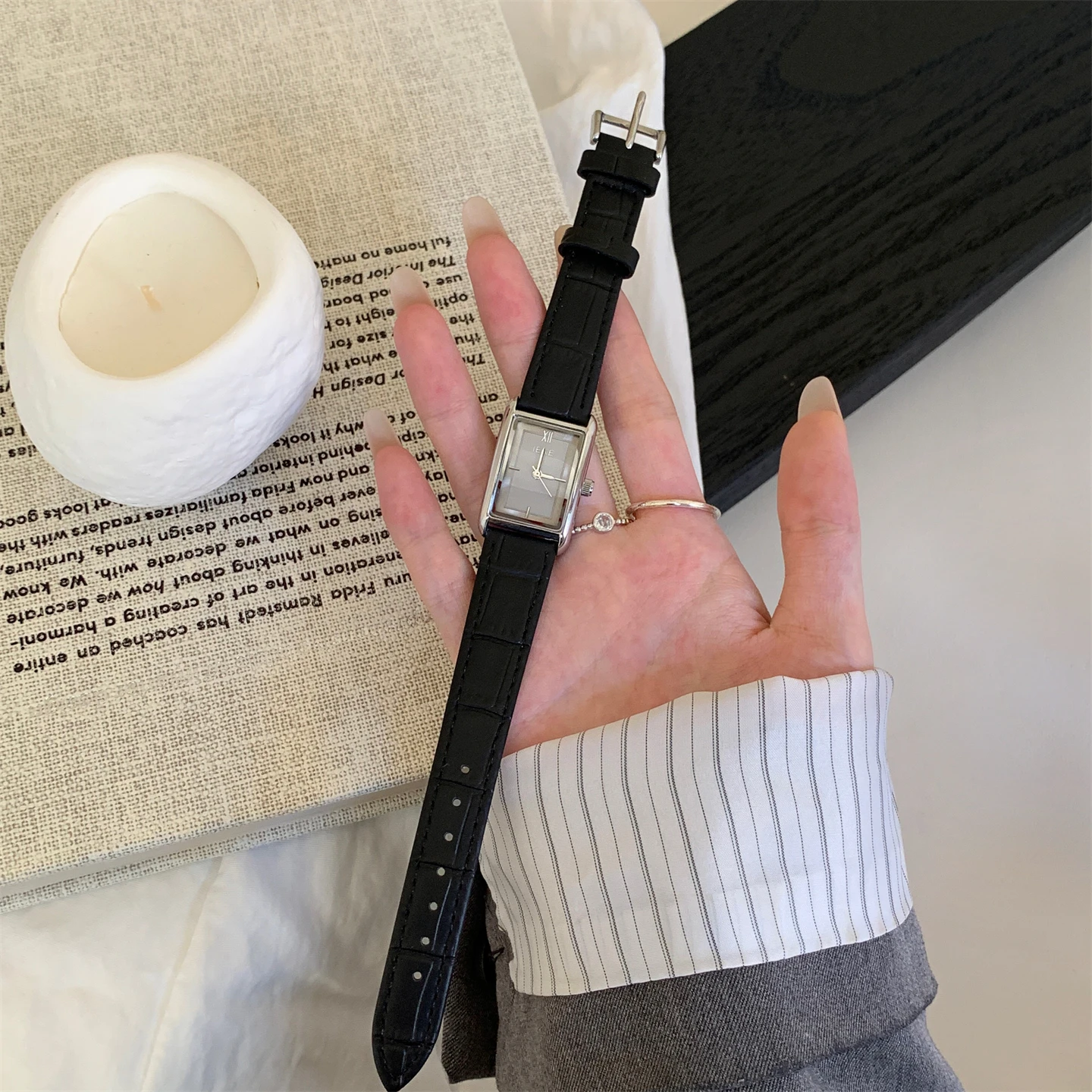 Reloj rectangular literario retro de alta gama de nicho, reloj con cinturón de lujo ligero exquisito pequeño y versátil para estudiantes femeninas