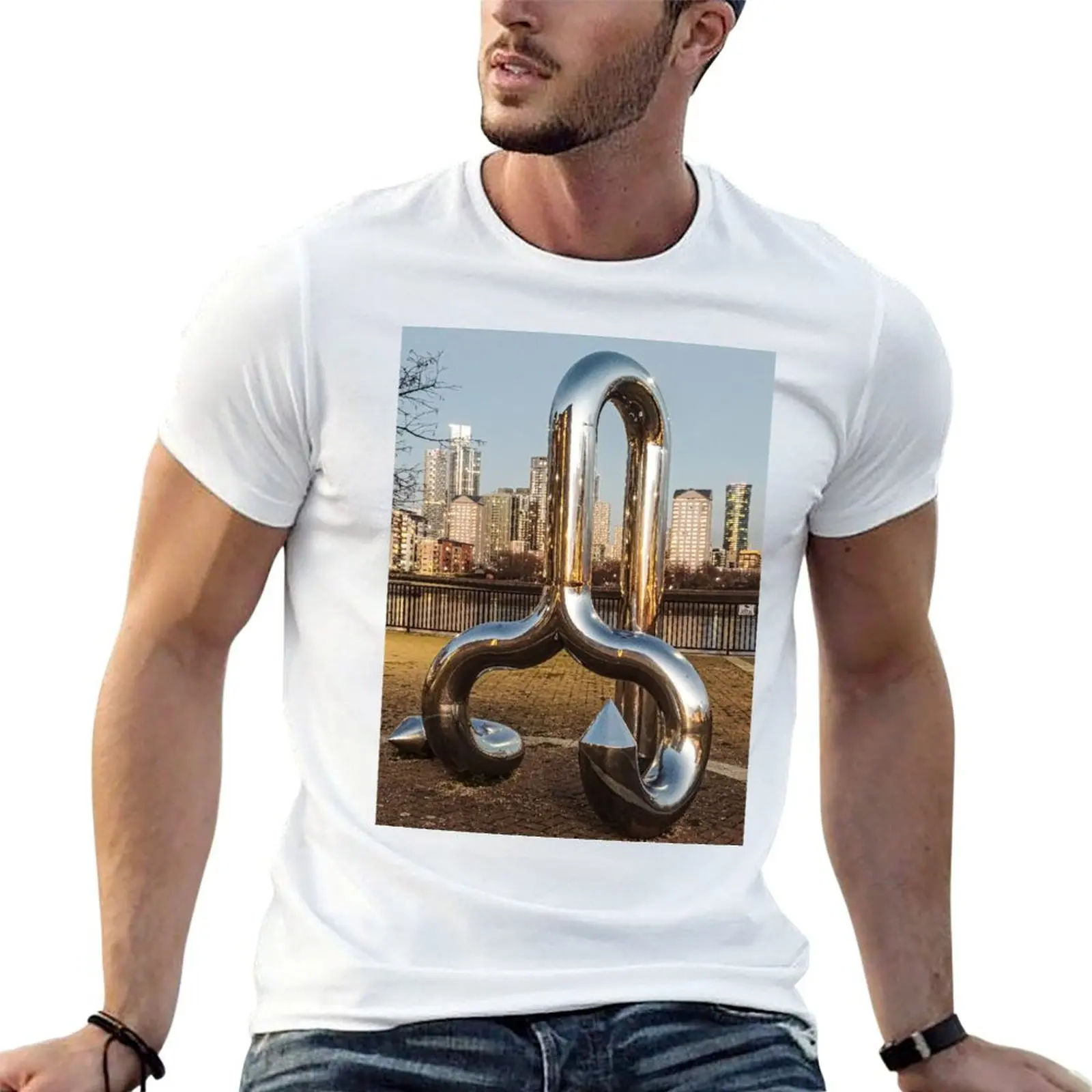 Camiseta CURLICUE WILLIAM PYE con estampado de escultura, Surrey Quays, Greenland Dock, Helsinki Square, Londres, arte fotográfico reflectante y brillante